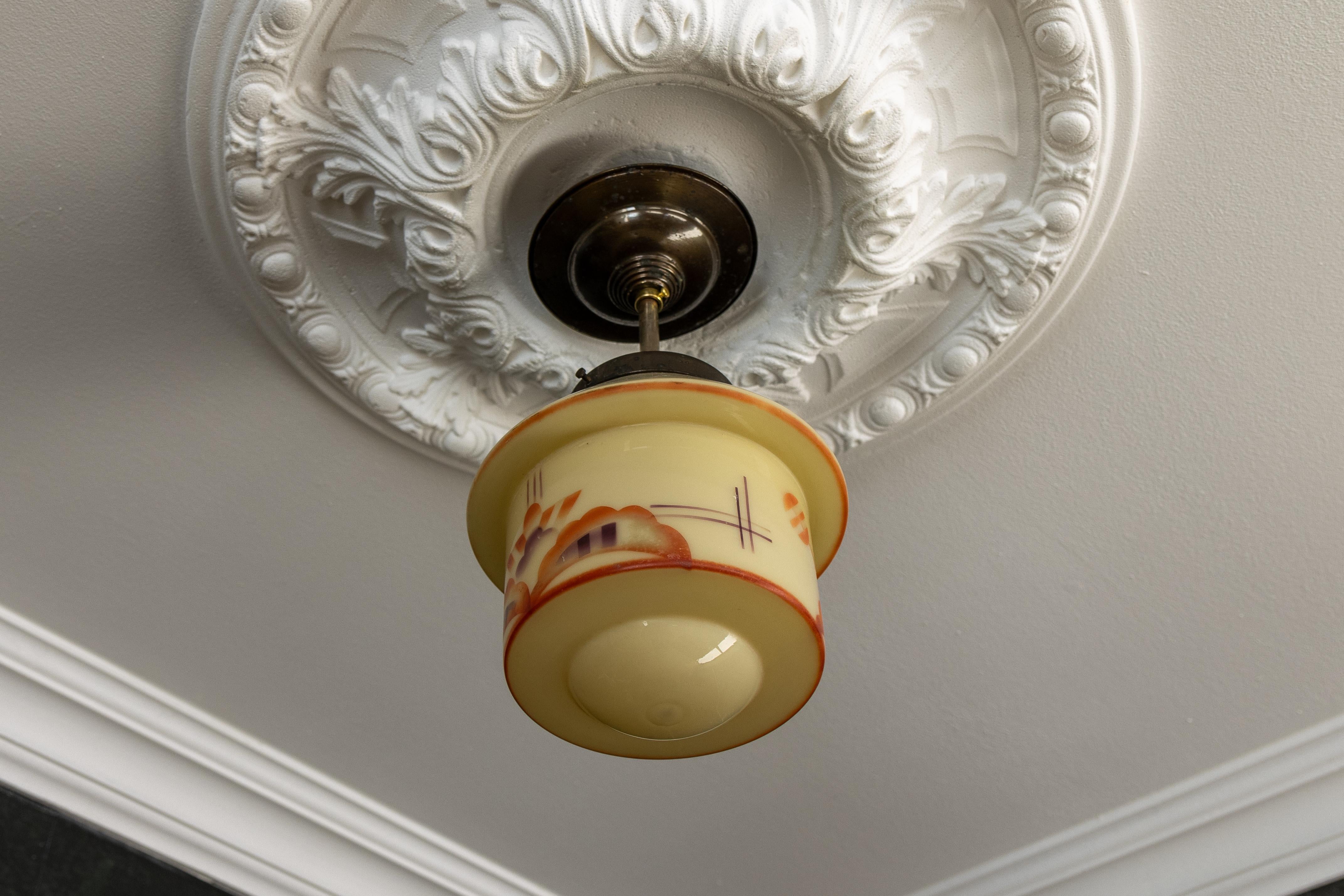 Metà XX secolo Lampada a sospensione in vetro beige tardo Art Déco con motivo geometrico, anni '30 in vendita