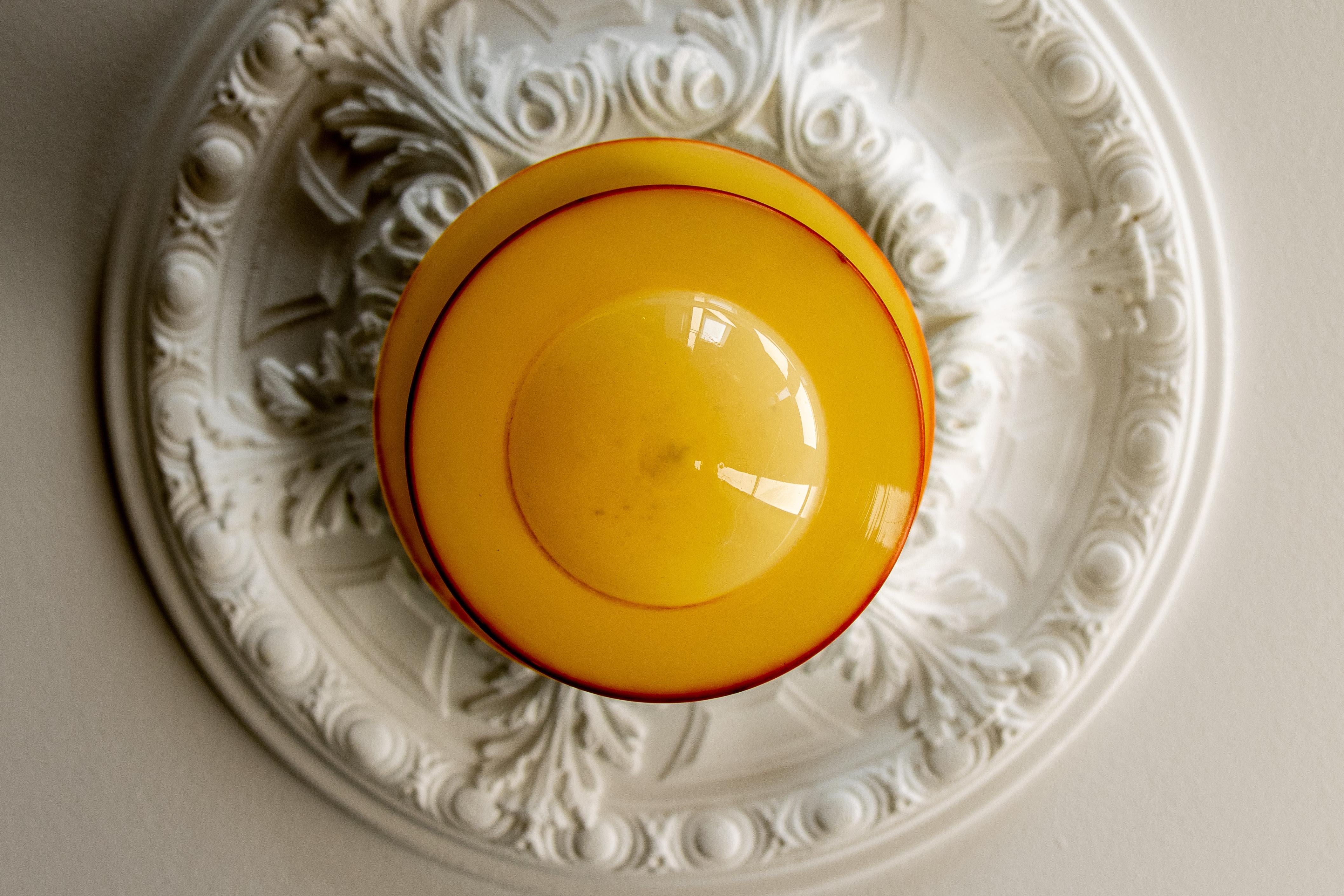 Lampada a sospensione in vetro beige tardo Art Déco con motivo geometrico, anni '30 in vendita 1