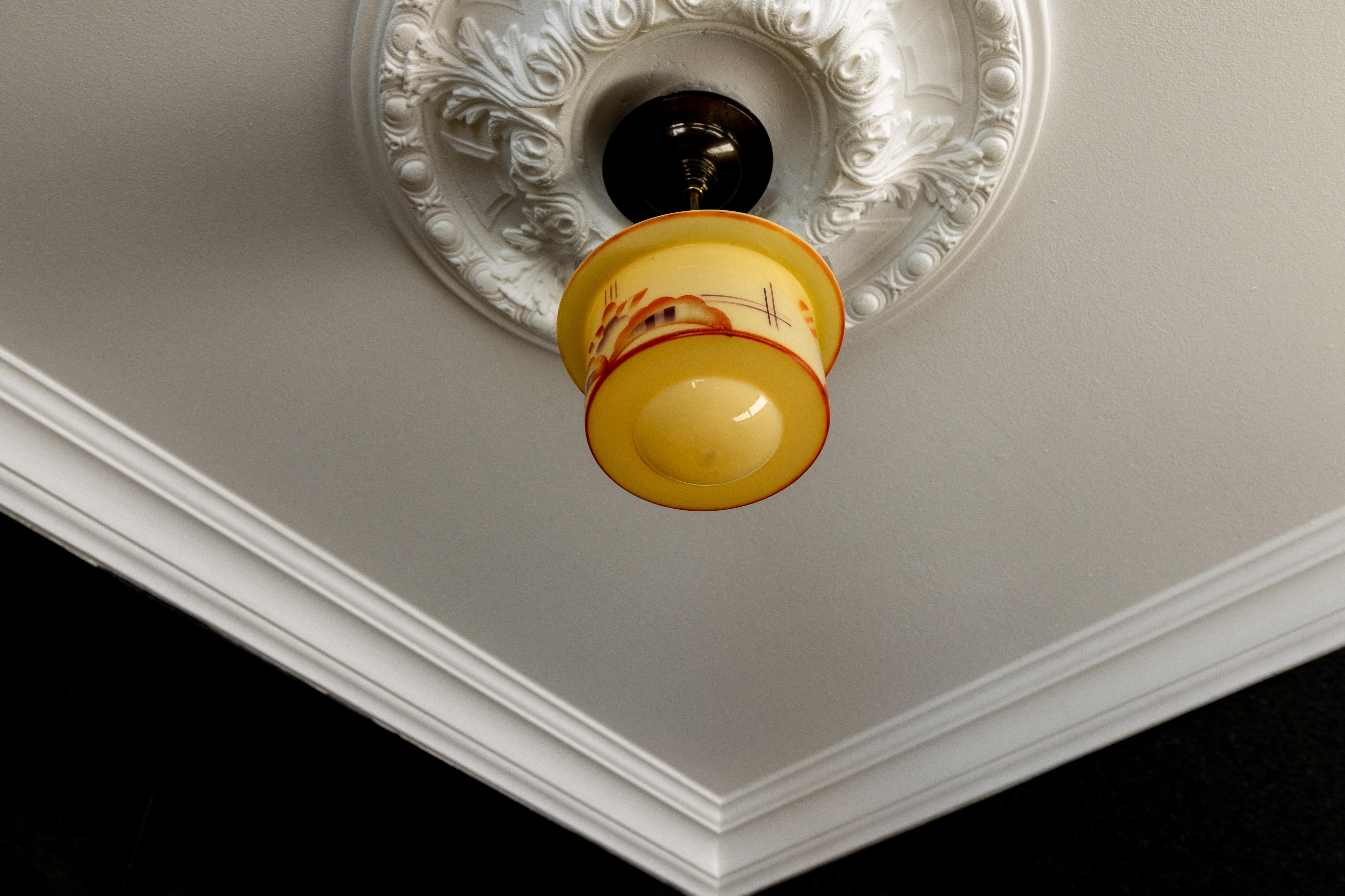Lampada a sospensione in vetro beige tardo Art Déco con motivo geometrico, anni '30 in vendita 2