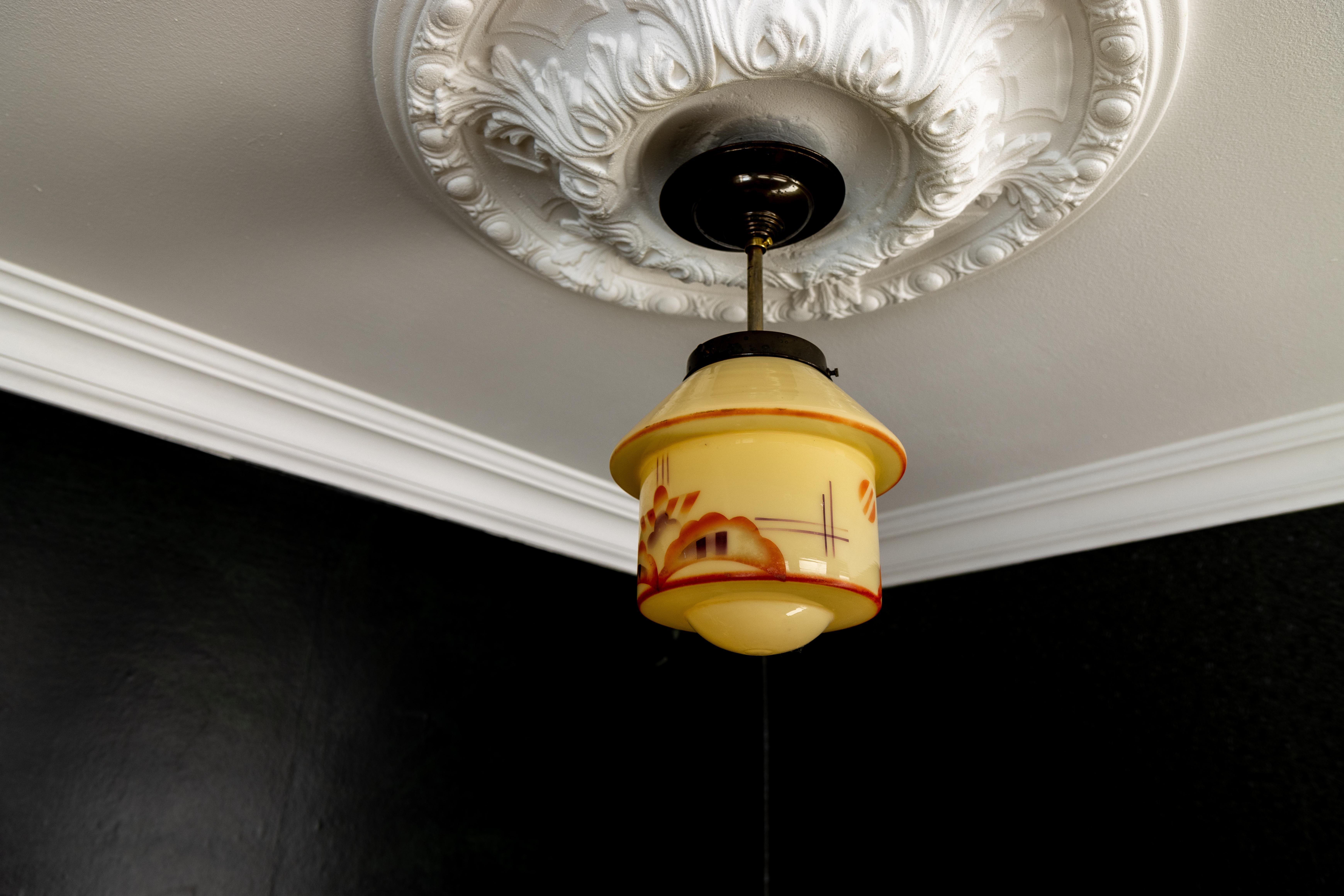 Lampada a sospensione in vetro beige tardo Art Déco con motivo geometrico, anni '30 in vendita 3