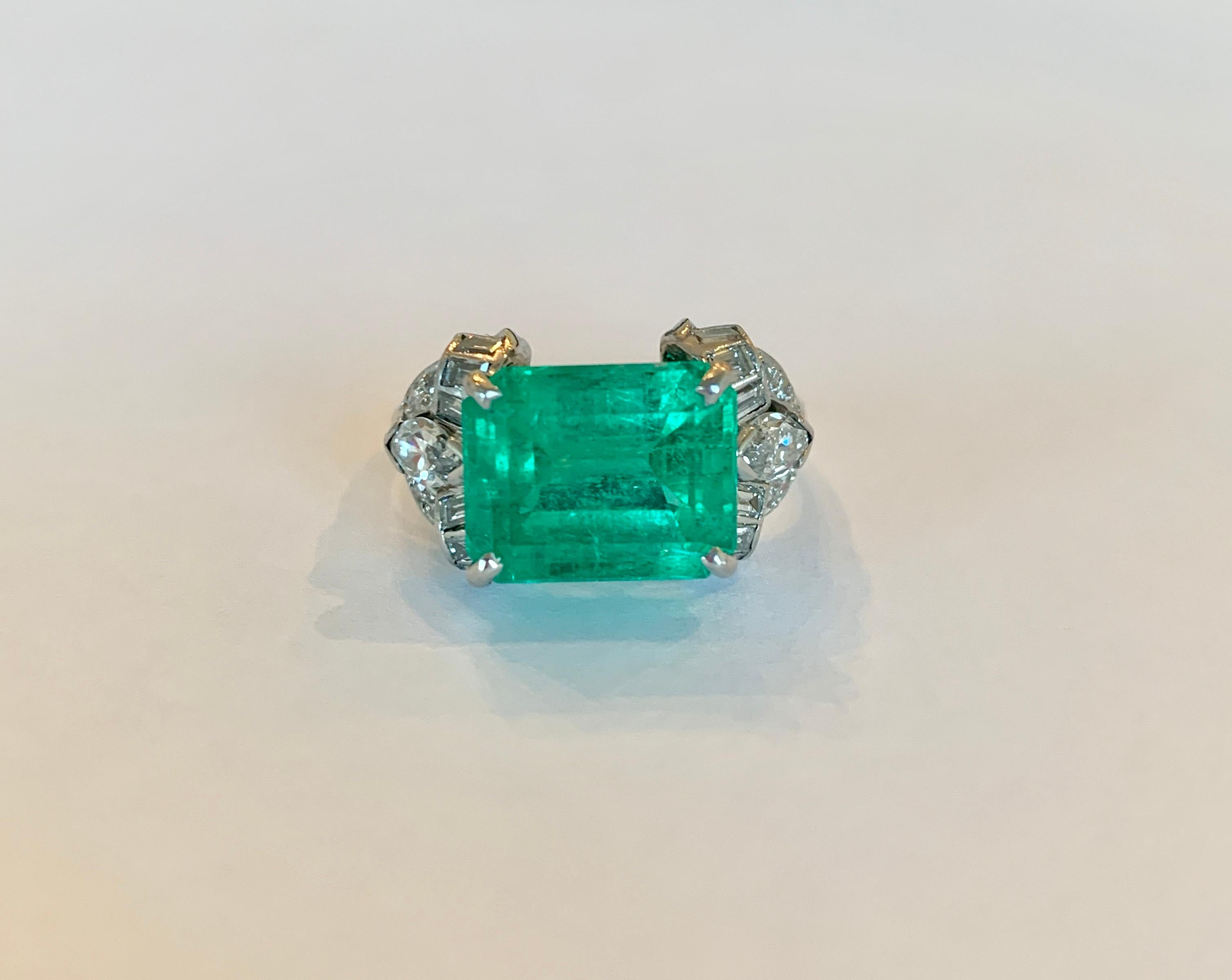 Late Art Deco Colombian Emerald Platinum Diamond Ring (Art déco)
