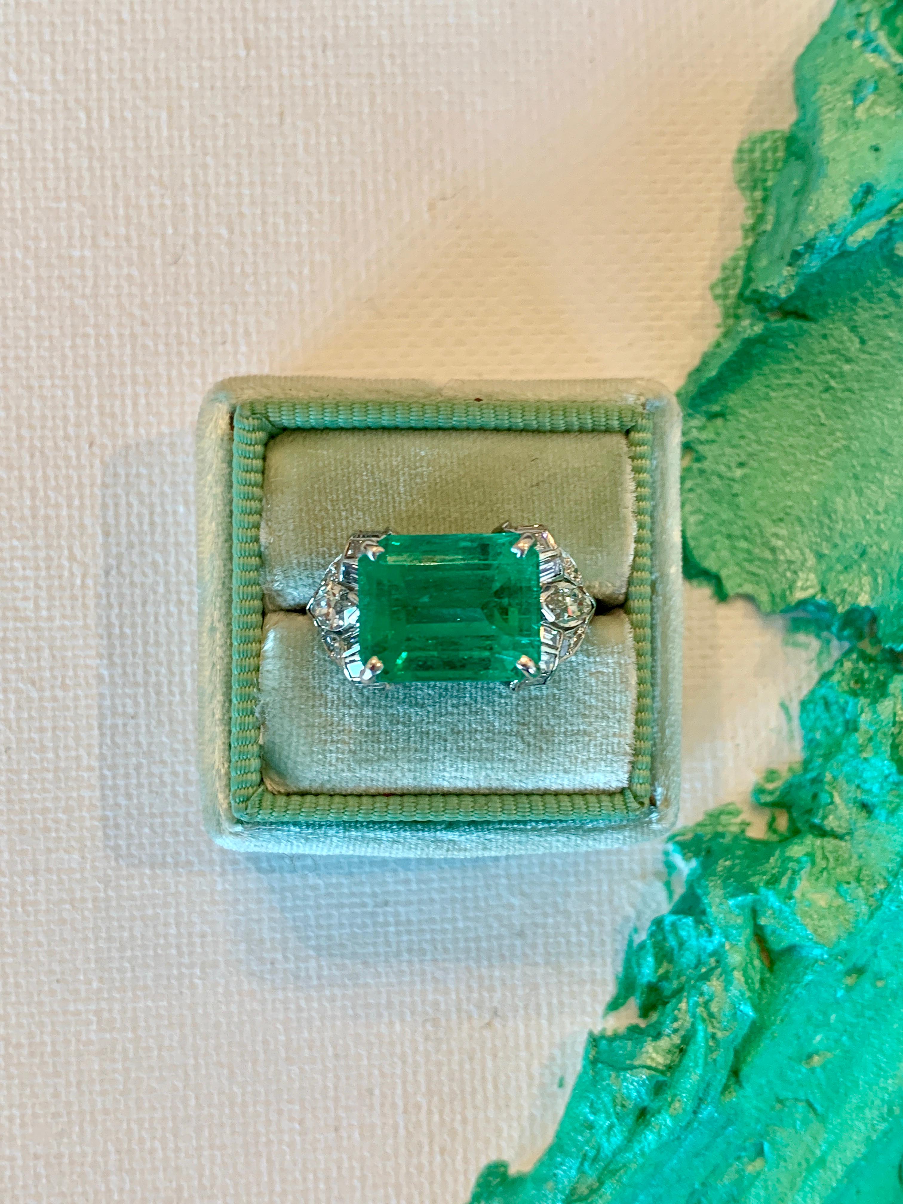 Late Art Deco Colombian Emerald Platinum Diamond Ring im Zustand „Hervorragend“ in Beverly Hills, CA