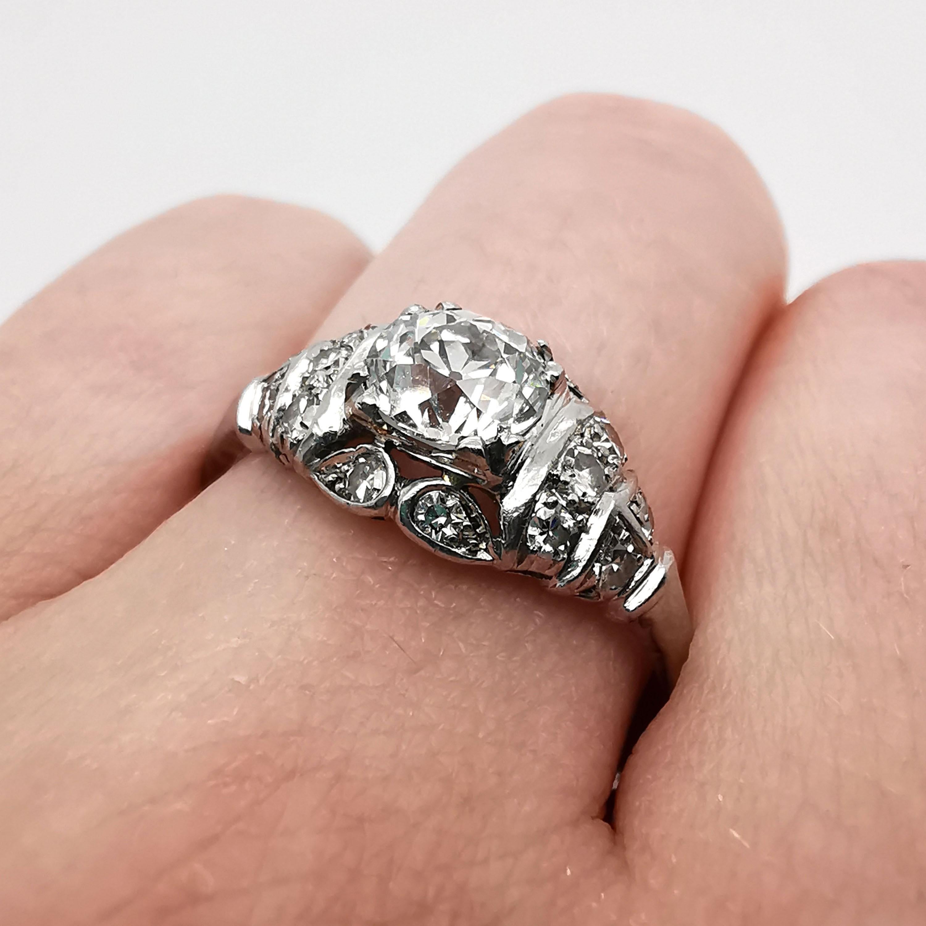 Taglio antico europeo Anello di diamanti e platino in stile tardo Art Deco, 0,85 carati H SI1, Circa 1940 in vendita