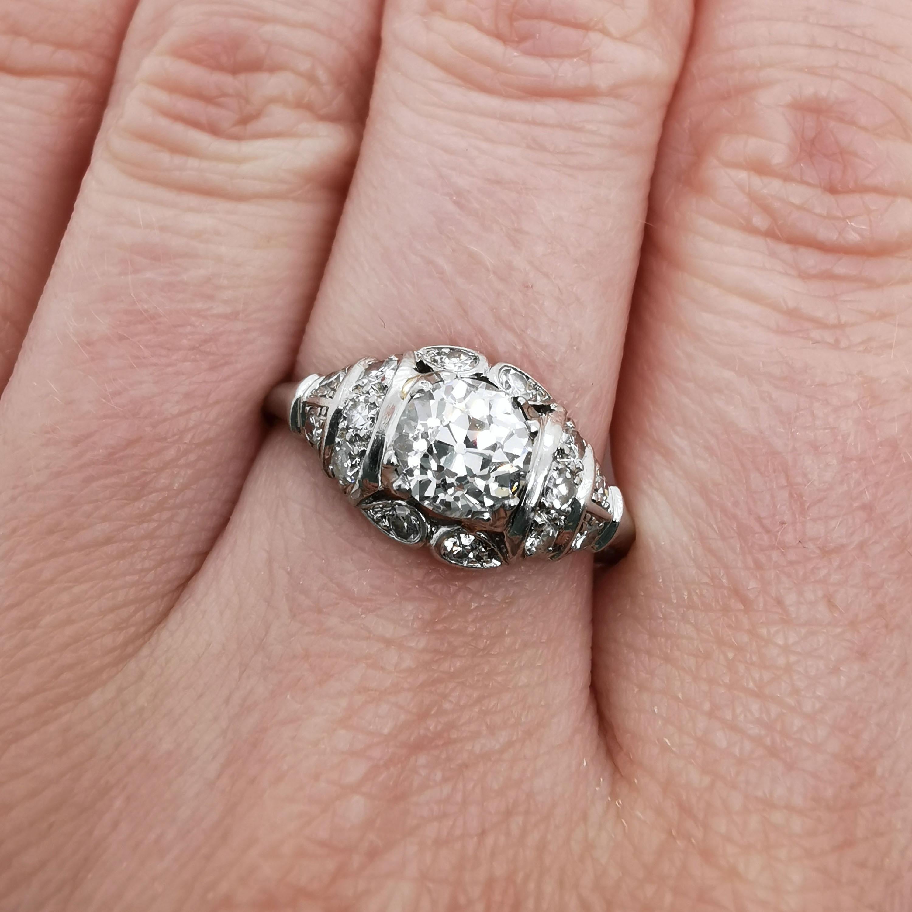 Ring aus Platin mit Diamanten und Platin im späten Art déco-Stil, 0,85 Karat, H SI1, um 1940 Damen im Angebot