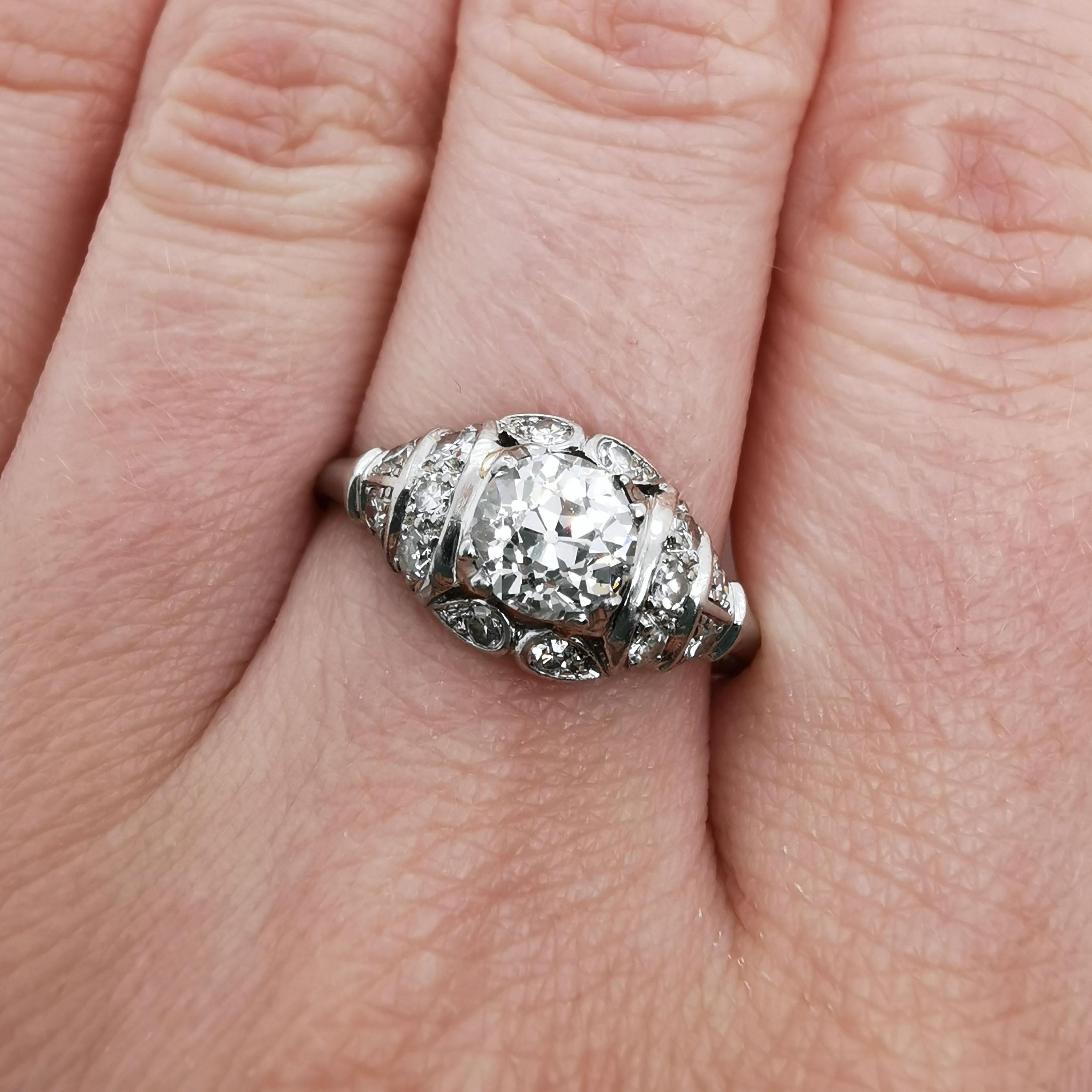 Anello di diamanti e platino in stile tardo Art Deco, 0,85 carati H SI1, Circa 1940 In condizioni buone in vendita a London, GB
