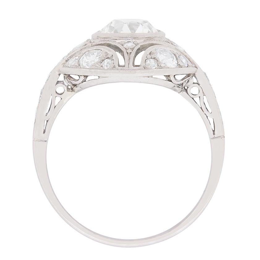 Dieser wunderschöne Ring hat in der Mitte einen Diamanten im Übergangsschliff von 1,04 Karat. Er ist von hoher Qualität, hat eine geschätzte Farbe von I und eine Reinheit von VS2 und glänzt in seinem Rubbel. Der geometrische Stil ist handgefertigt