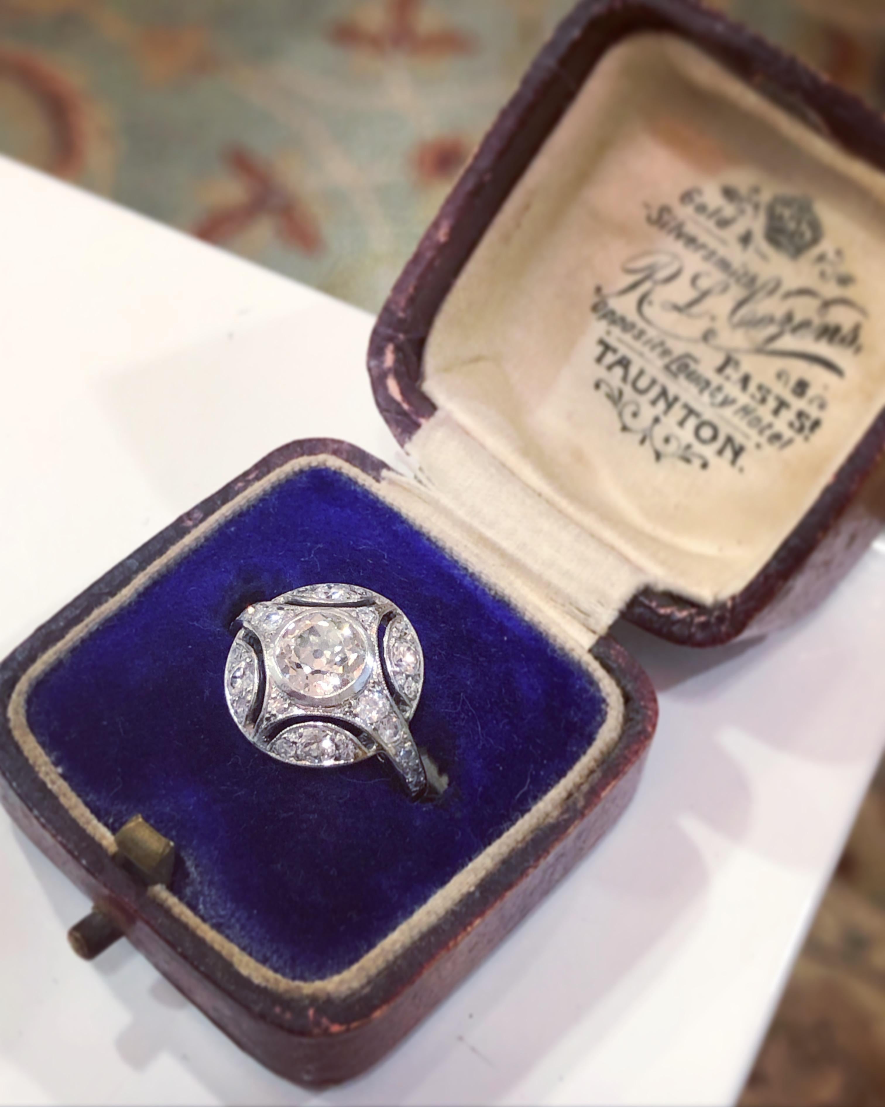 Late Art Deco Diamond Cluster Ring, circa 1930s For Sale 1