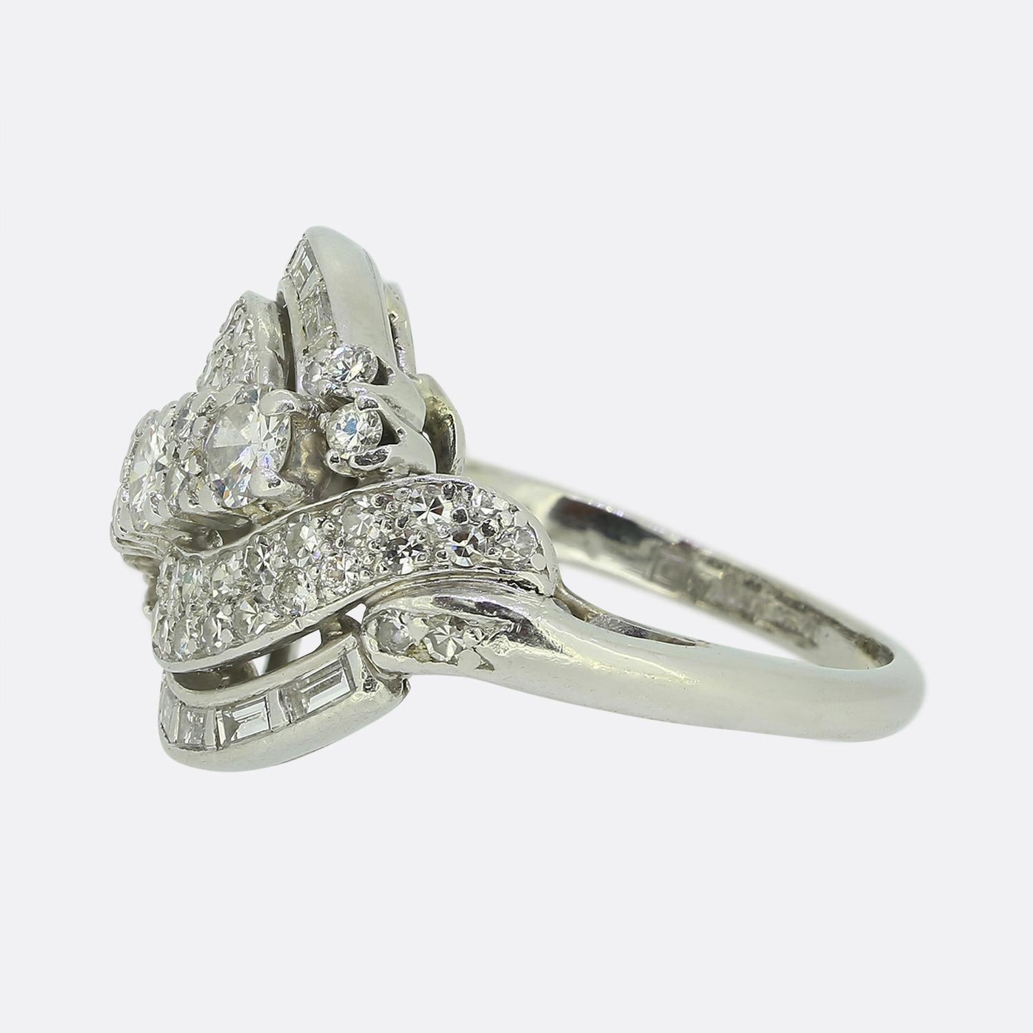Il s'agit d'une très belle bague en diamant datant d'environ 1940. La bague est fabriquée en platine et présente un mélange de diamants européens anciens, de diamants de taille huit et de diamants baguettes. Les trois plus gros diamants ronds sont