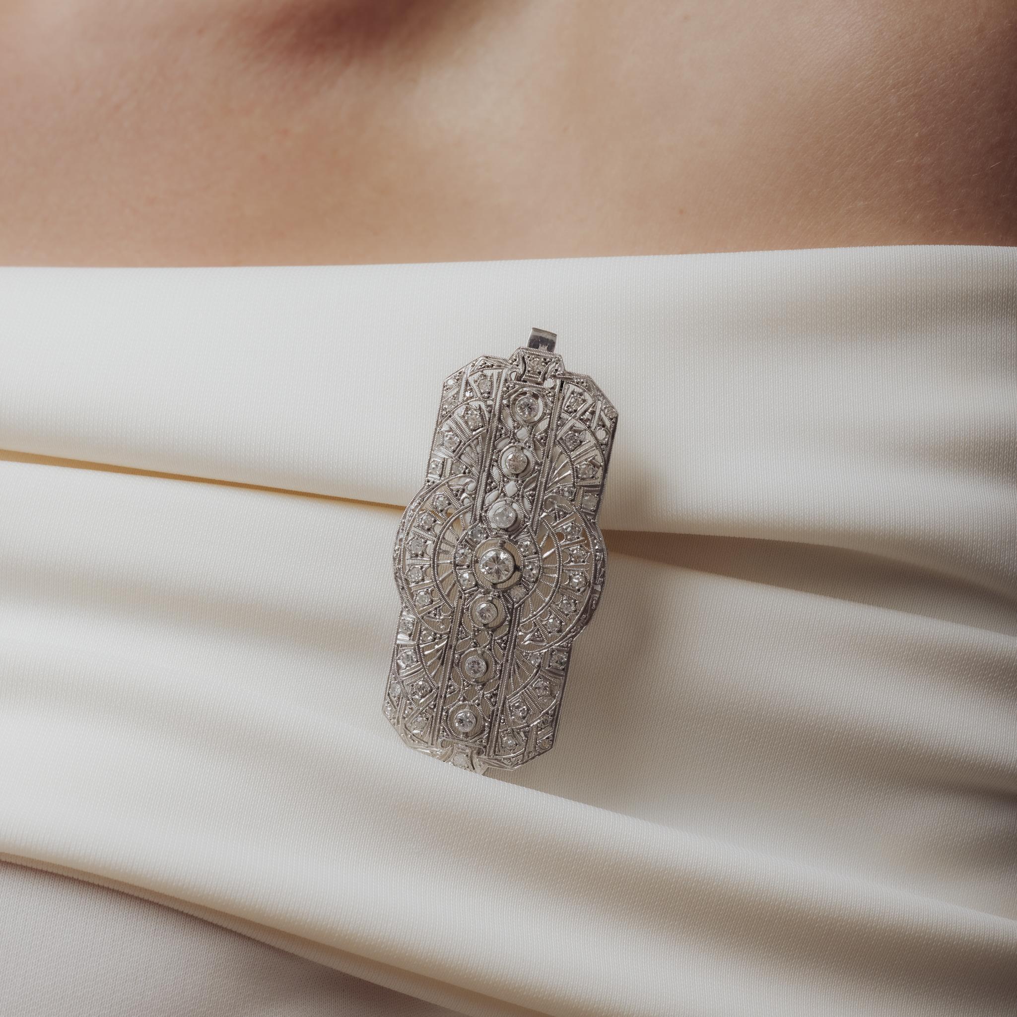 Taille simple Broche pendentif art déco tardif en diamant et platine en vente