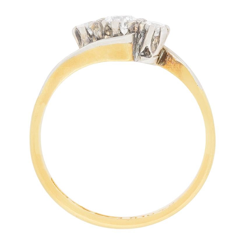 Dieser kleine handgefertigte Ring ist ein klassischer Dreisteinring mit einem komplizierten Twist-Design. Die Diamanten, bei denen es sich um Übergangsschliffe handelt, haben ein Gesamtgewicht von 0,45 Karat. Die Diamanten, deren Farbe auf F und