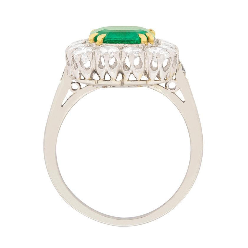 Dieser atemberaubende Ring mit Smaragd und Diamant eignet sich hervorragend als Kleiderring. Der Mittelstein ist tiefgrün und hat ein Gewicht von 2,18 Karat. Er wurde von The Gem and Pearl Lab in London als kolumbianischer Smaragd mit mäßiger