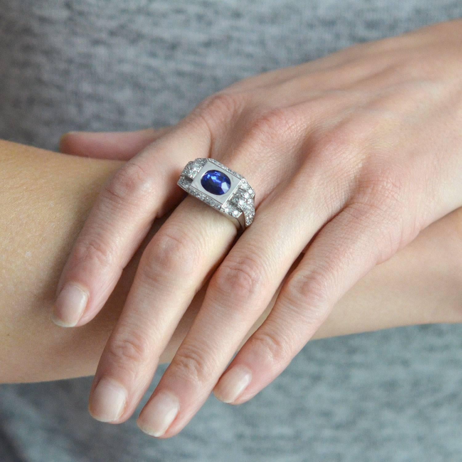 Late Art Deco French AGL Certified 4.30ct Natural Ceylon Sapphire Diamond Ring For Sale 2