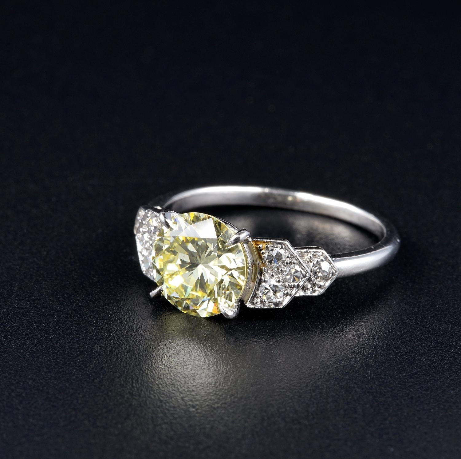 Late Art Deco French Certified 1.91 Ct Fancy Yellow Diamond Plus Platinum ring In Good Condition For Sale In Napoli, IT