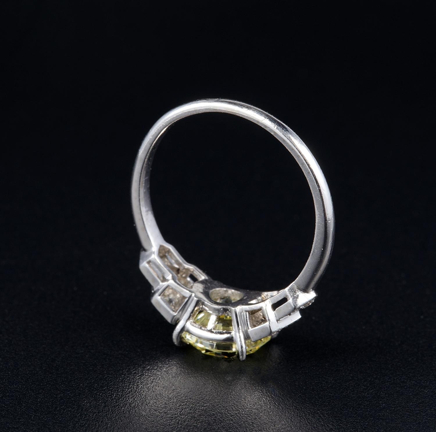 Späte Art Deco Französisch zertifiziert 1,91 Ct Fancy Yellow Diamond Plus Platinum Ring im Zustand „Gut“ im Angebot in Napoli, IT