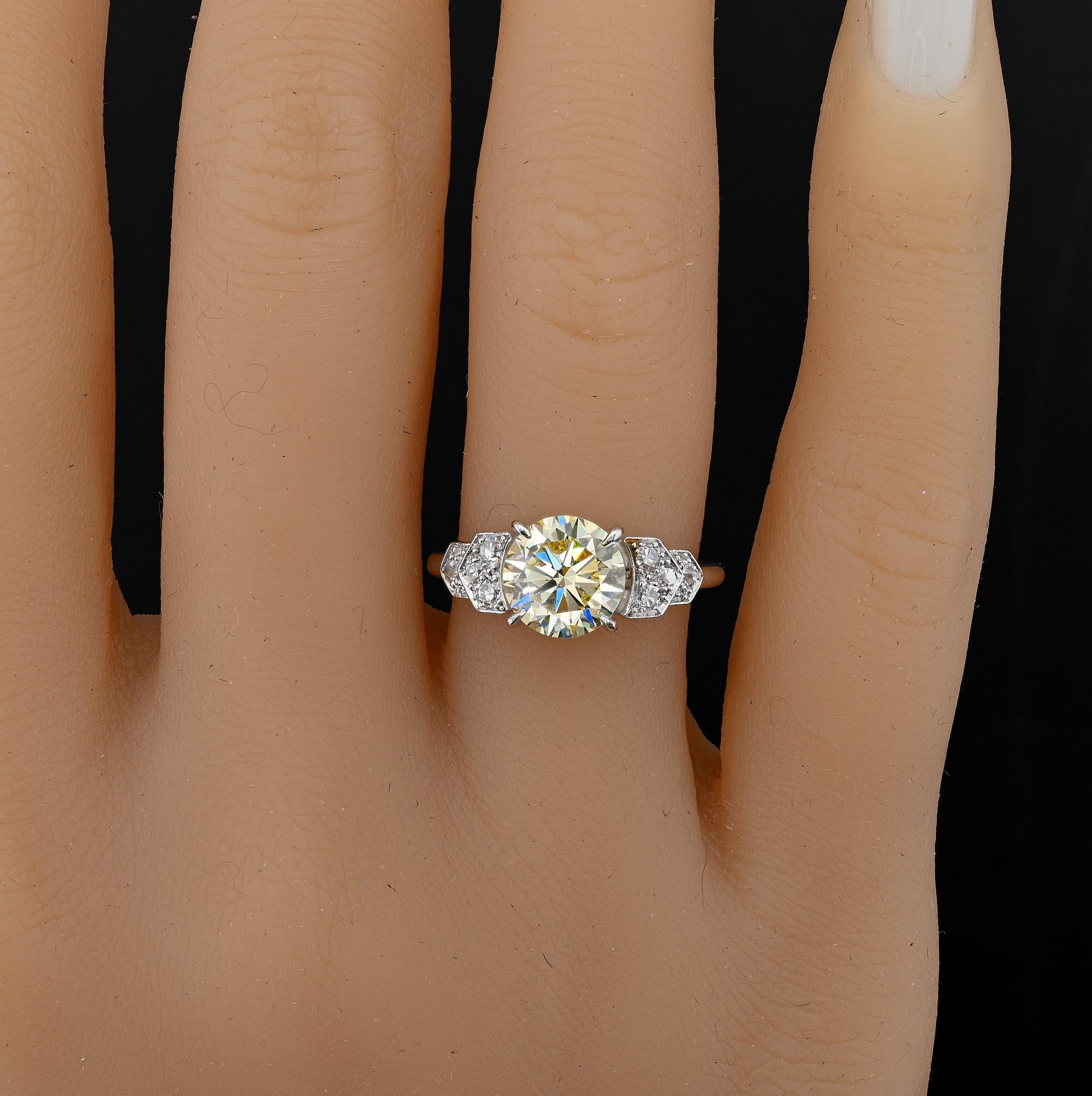 Bague en platine certifiée 1,91 ct de diamant jaune fantaisie de la fin de l'Art déco français en vente 3
