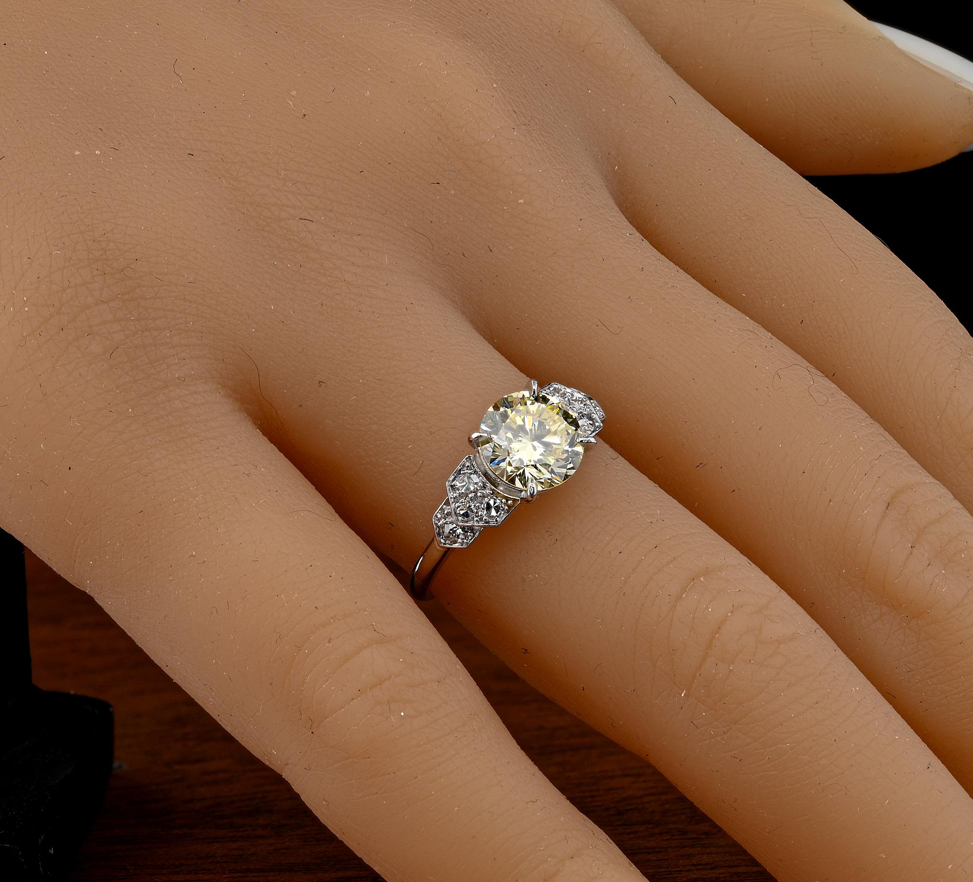 Bague en platine certifiée 1,91 ct de diamant jaune fantaisie de la fin de l'Art déco français en vente 4