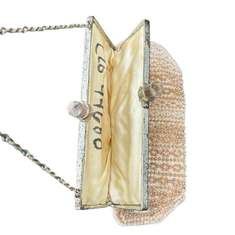 Late Art Deco Geometric Beaded Womans Purse Clutch w/ Silvertone & Lucite Clasp In Good Condition For Sale In Van Nuys, CA