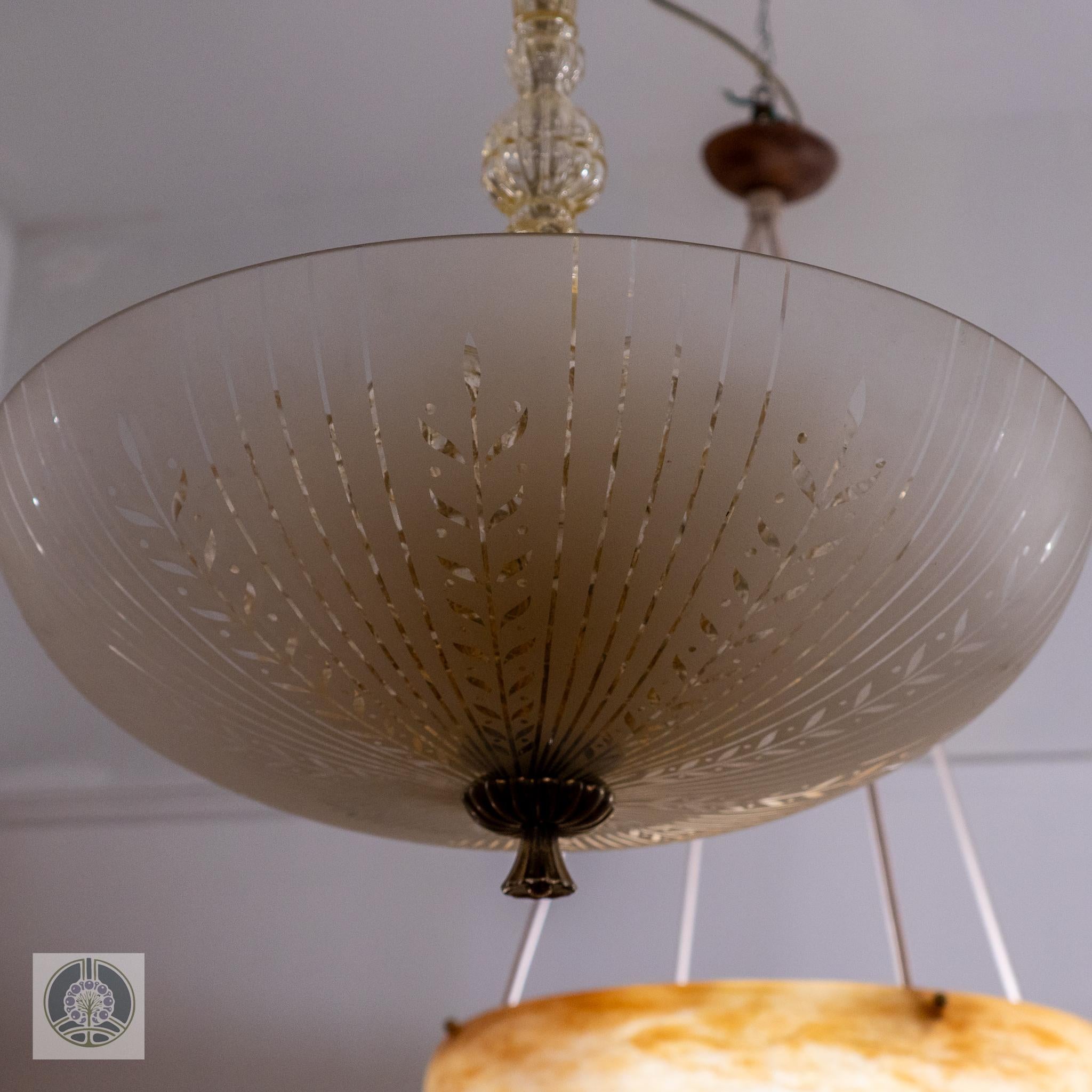 Spätes Art Deco Glas Anhänger (Geformt) im Angebot