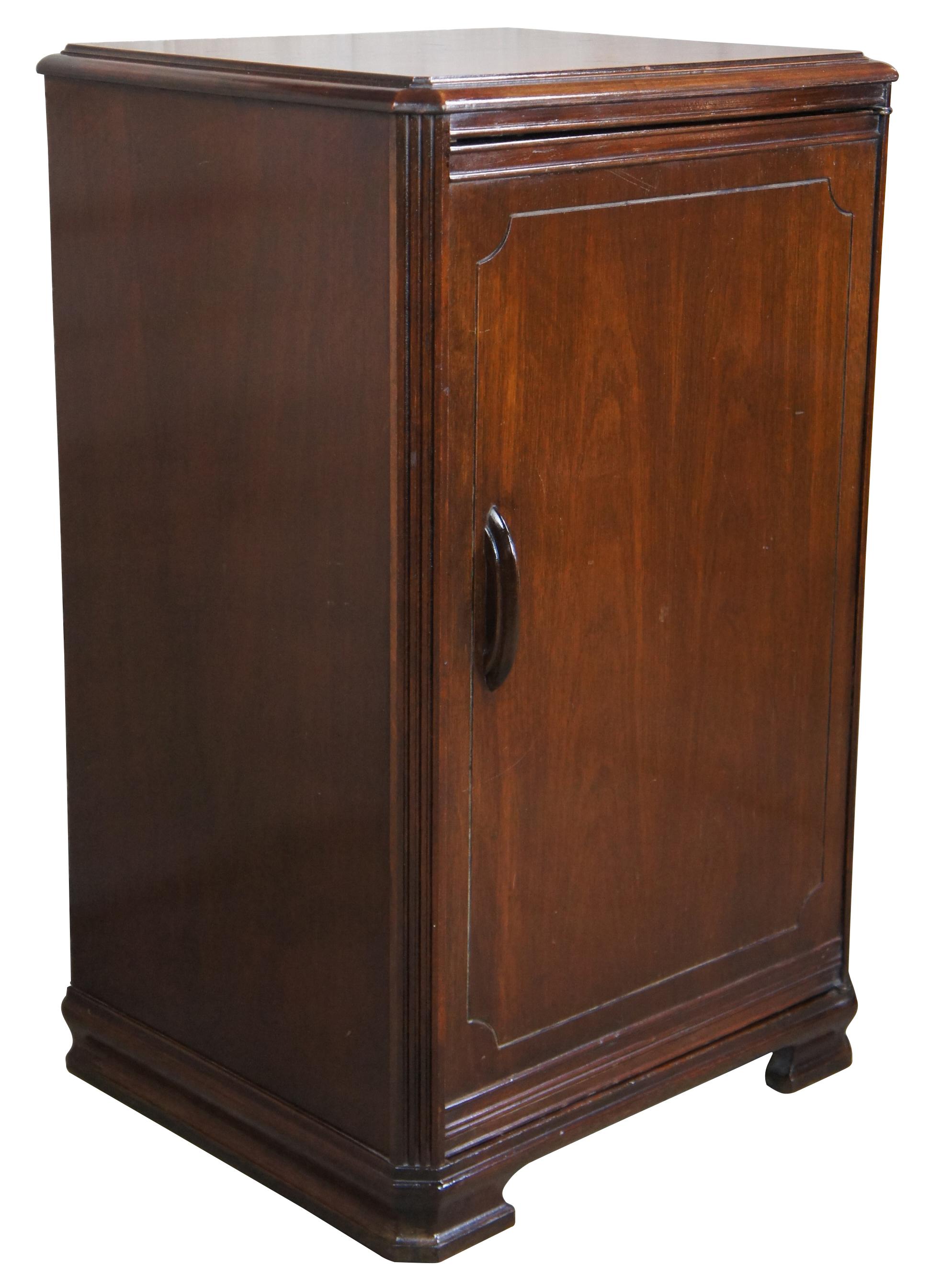 1940s Art Deco Continental custom built cabinets pedestal record cabinet. Made of mahogany featuring fluted sides, bracket feet and divided interior shelves. Measure: 32