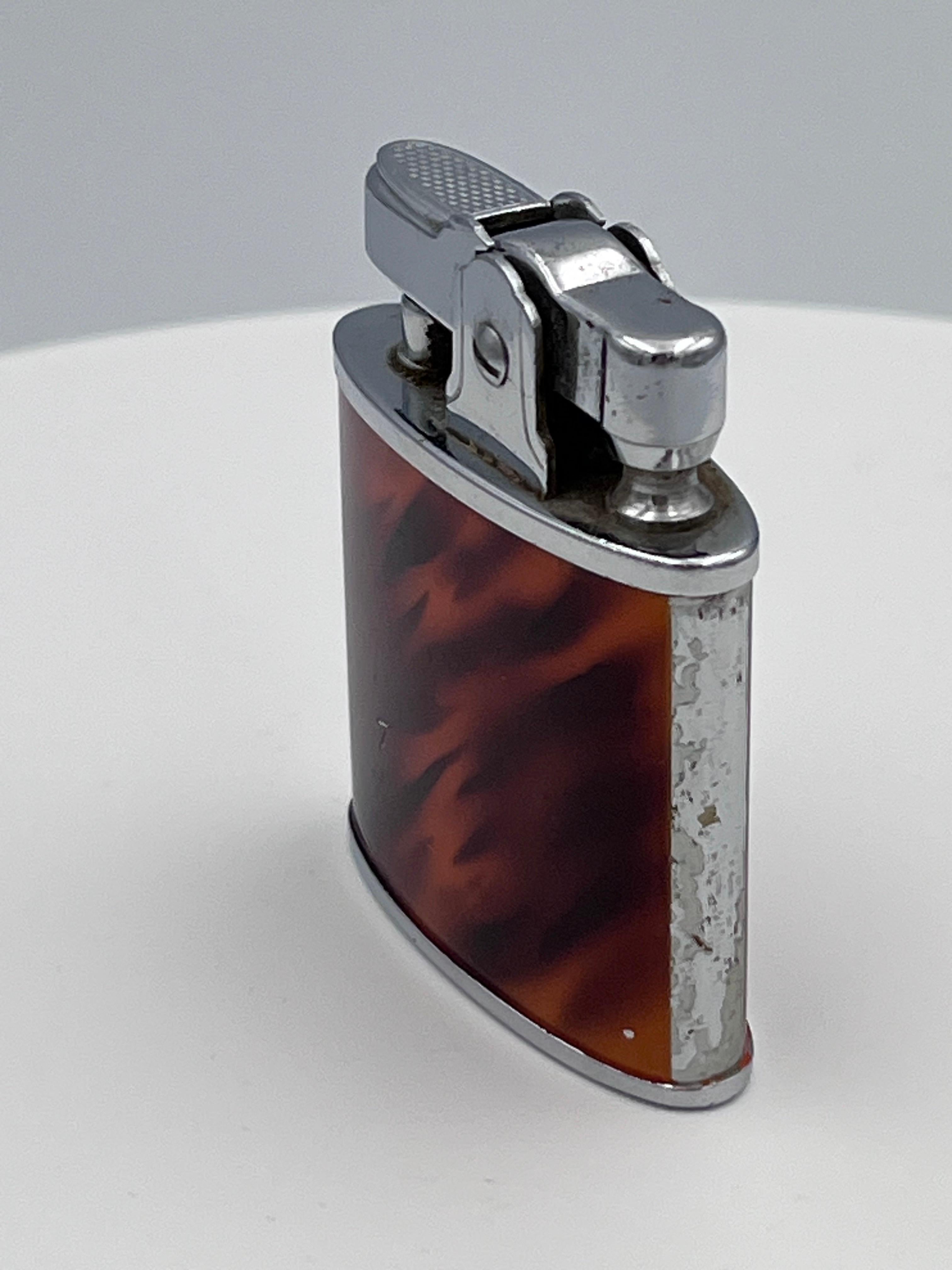 Accendino smaltato Paction di fine Art Deco con design Thunderbolt smaltato e cromato In condizioni buone in vendita a Red Lion, PA