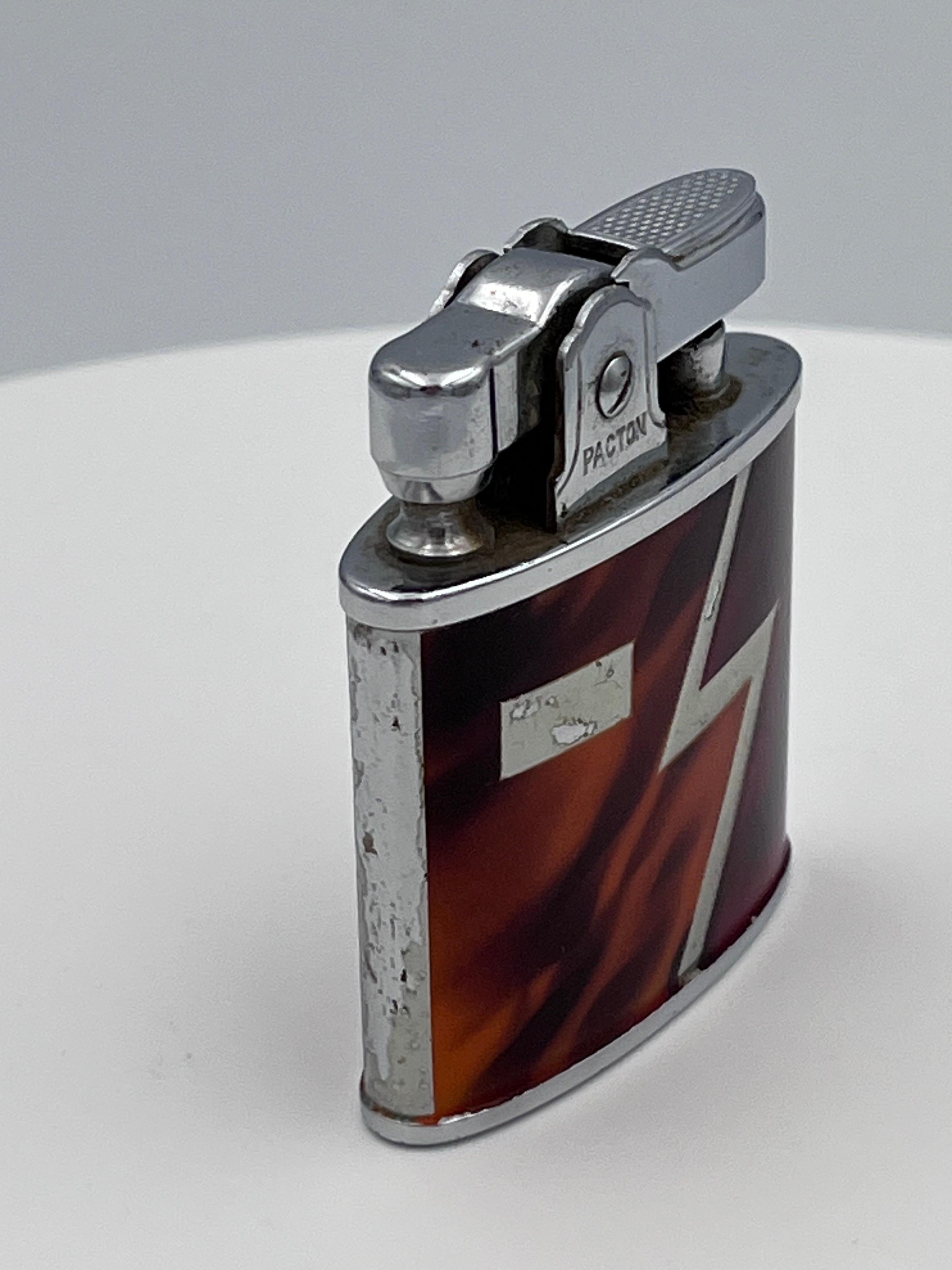 Metà XX secolo Accendino smaltato Paction di fine Art Deco con design Thunderbolt smaltato e cromato in vendita