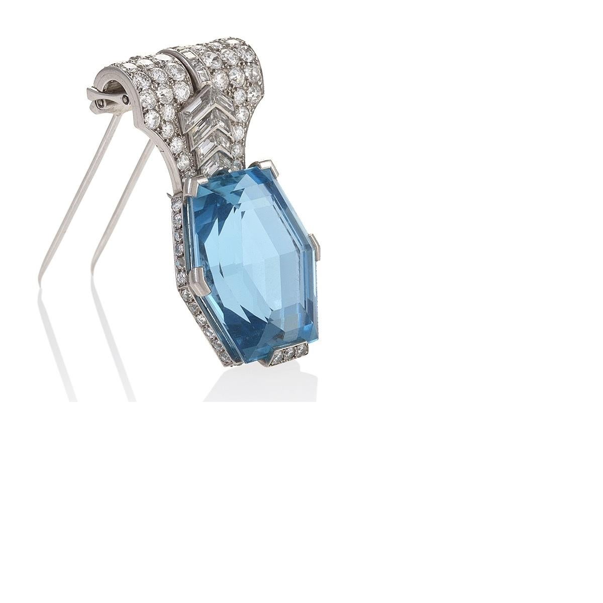 Diese seltene Aquamarin-Brosche von Cartier Paris mit ihrem kühnen Diamanten-Chevron-Muster stammt aus den 1930er Jahren, als die Designer eine dynamische Serie von Schmuckstücken mit diesen hellblauen Edelsteinen aus Brasilien entwarfen. Die