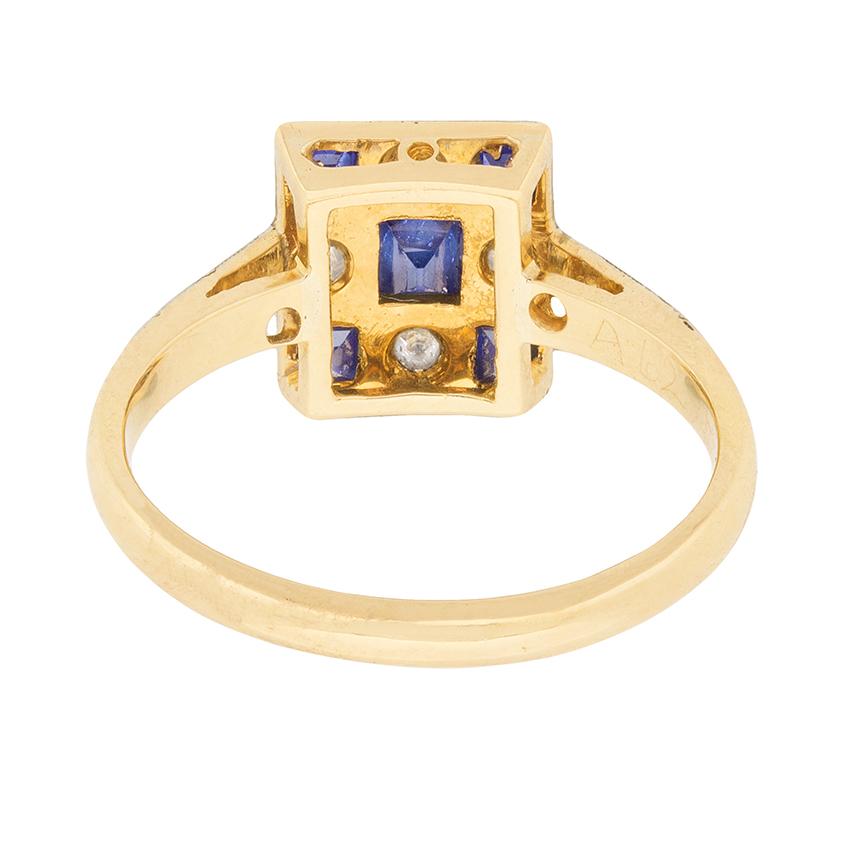 Late Art Deco Sapphire Diamond Yellow Gold Cluster Ring, circa 1930s In Excellent Condition In London, GB