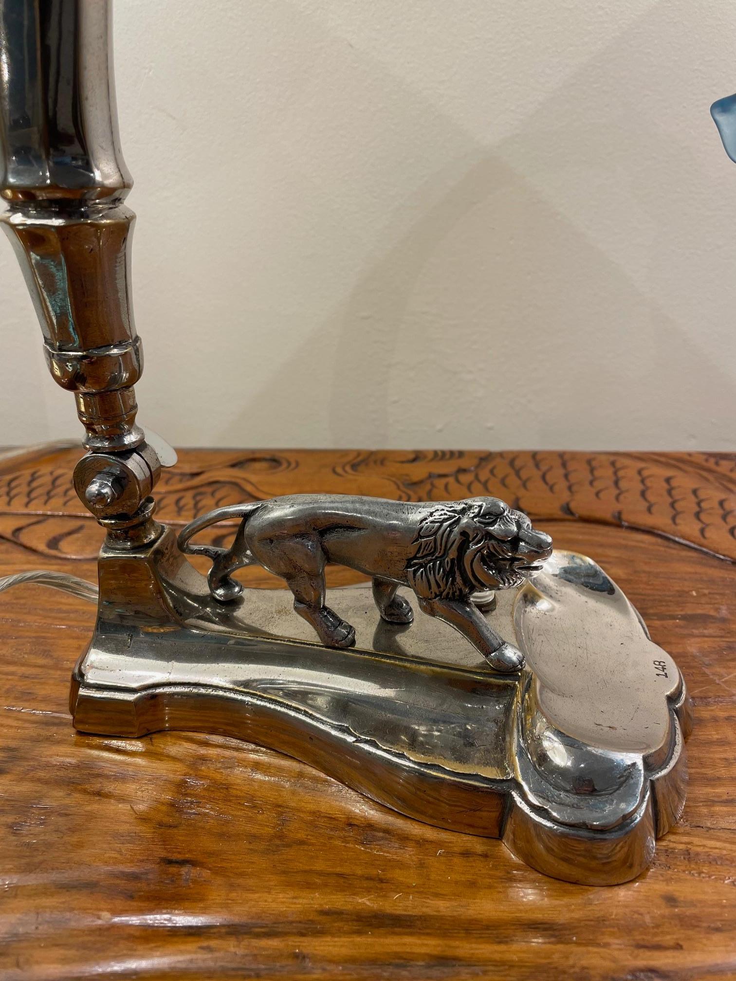 Versilberte Art-Déco-Tischlampe mit Löwenfuß und Kunstglasschirm aus dem späten Art déco-Stil (Europäisch) im Angebot