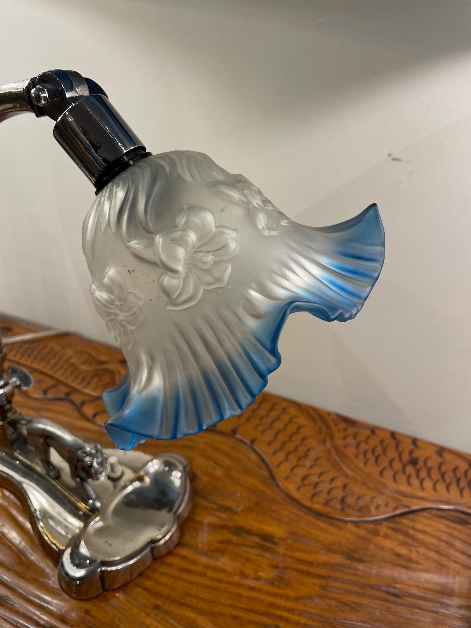 Versilberte Art-Déco-Tischlampe mit Löwenfuß und Kunstglasschirm aus dem späten Art déco-Stil im Zustand „Gut“ im Angebot in Nantucket, MA