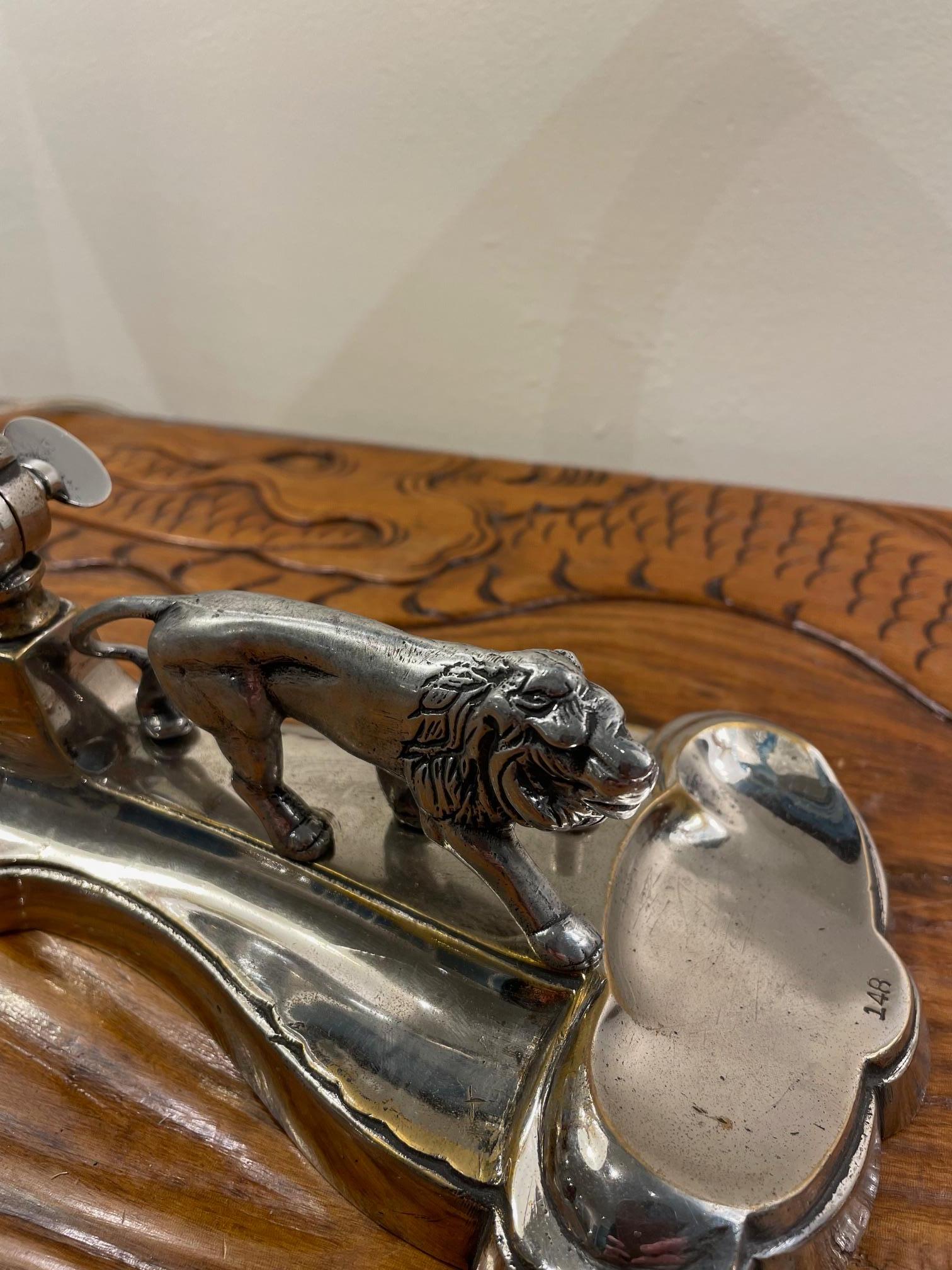 20ième siècle Lampe de table à base de lion en métal argenté et abat-jour en verre d'art de la fin de l'époque Art déco en vente