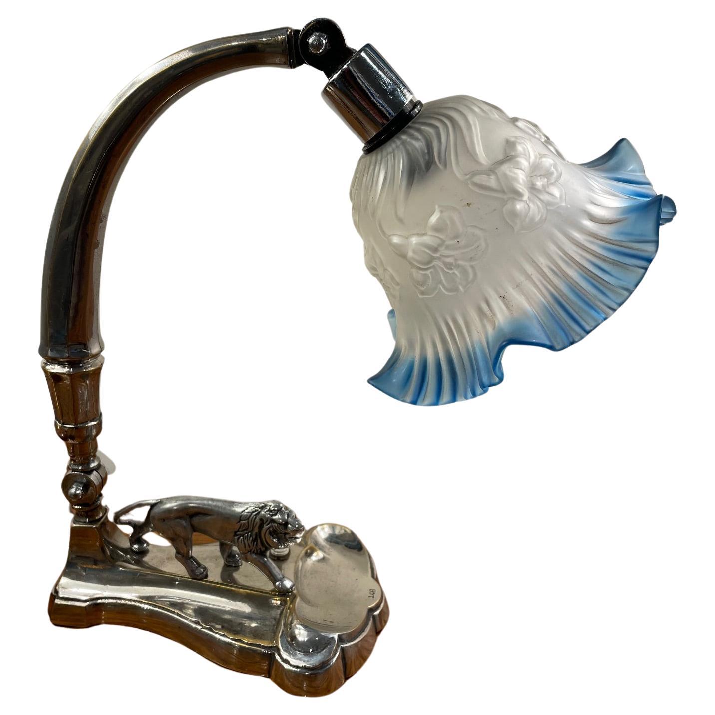 Versilberte Art-Déco-Tischlampe mit Löwenfuß und Kunstglasschirm aus dem späten Art déco-Stil