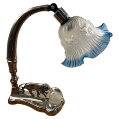Versilberte Art-Déco-Tischlampe mit Löwenfuß und Kunstglasschirm aus dem späten Art déco-Stil