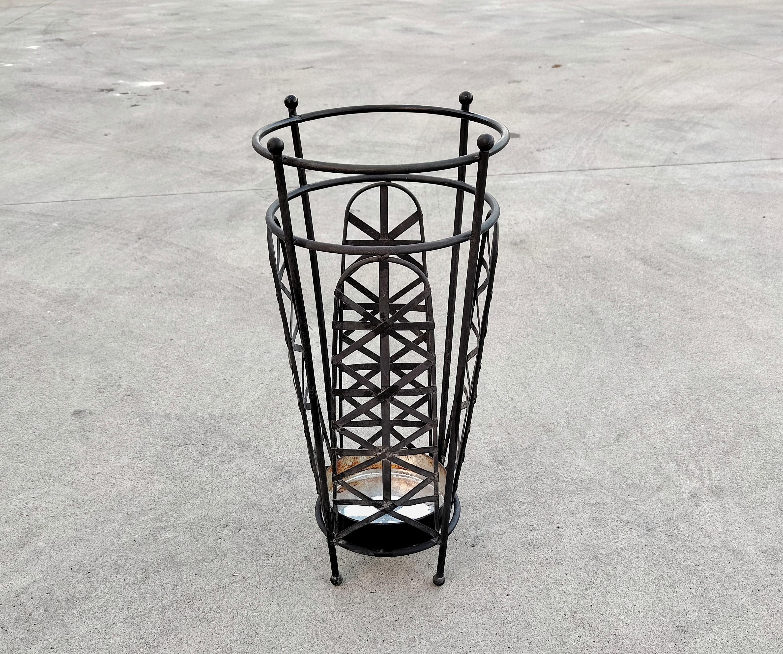 Milieu du XXe siècle Stand Umbrella Art Déco tardif en fer peint, Italie années 1950 en vente