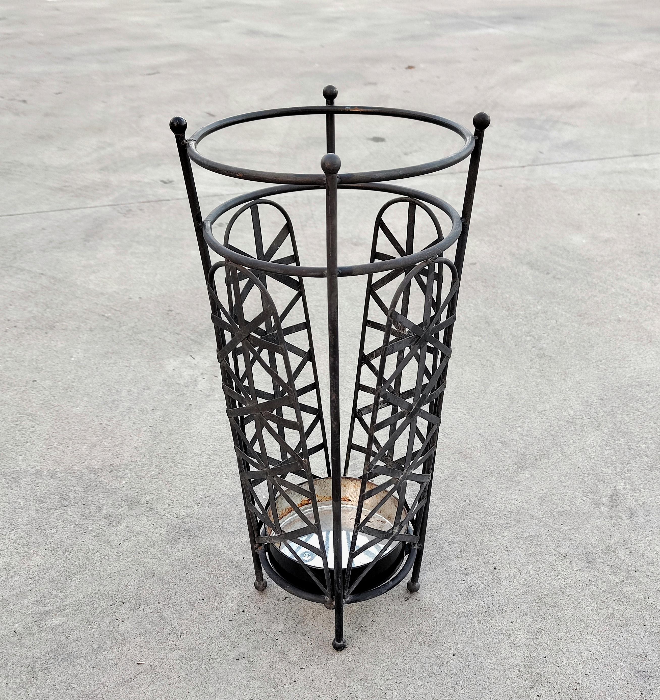 Fer Stand Umbrella Art Déco tardif en fer peint, Italie années 1950 en vente