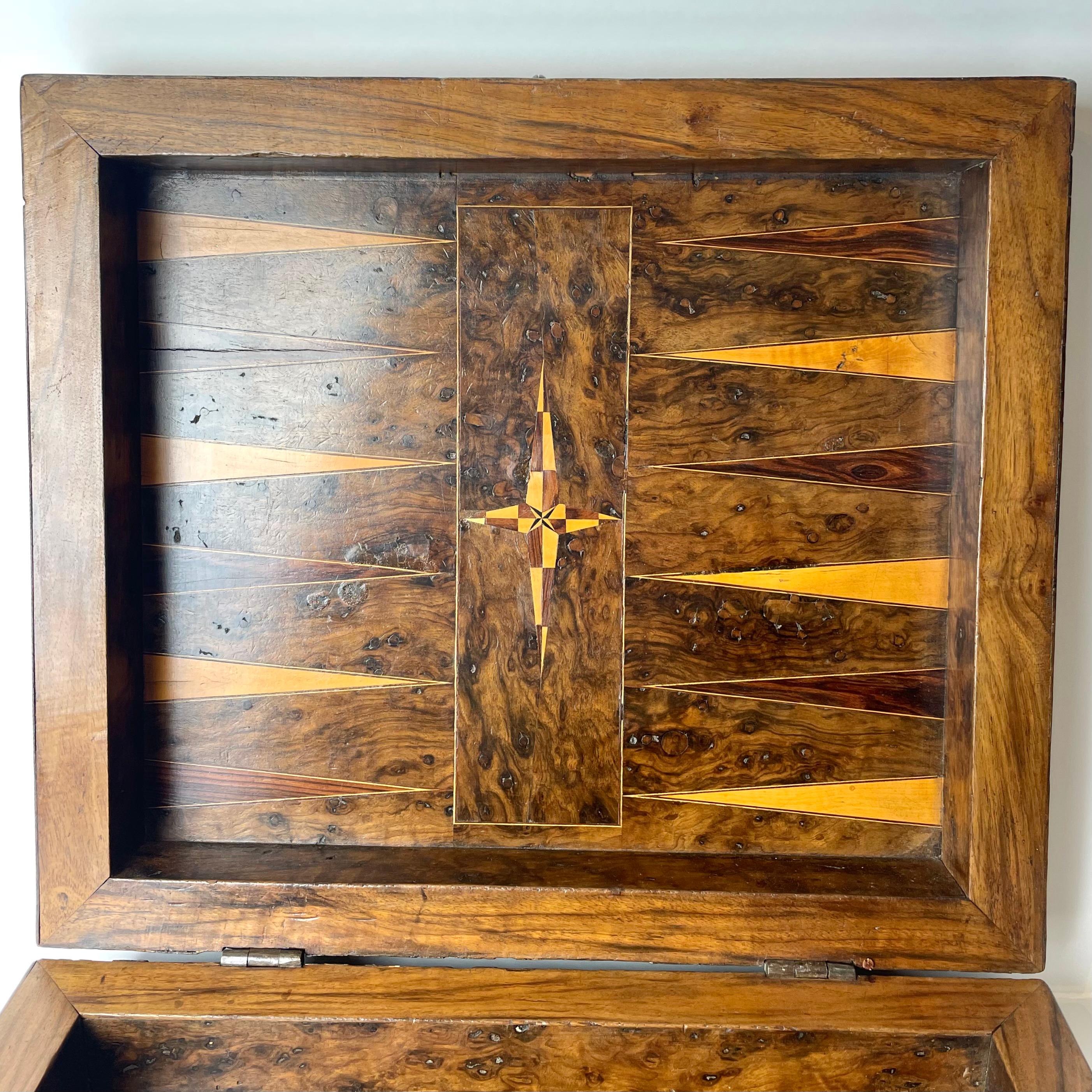 Schachbrett-Rückgammon-Schachtel aus dem späten Barock, dekoriert mit reichhaltigem Holz innen.   im Angebot 4