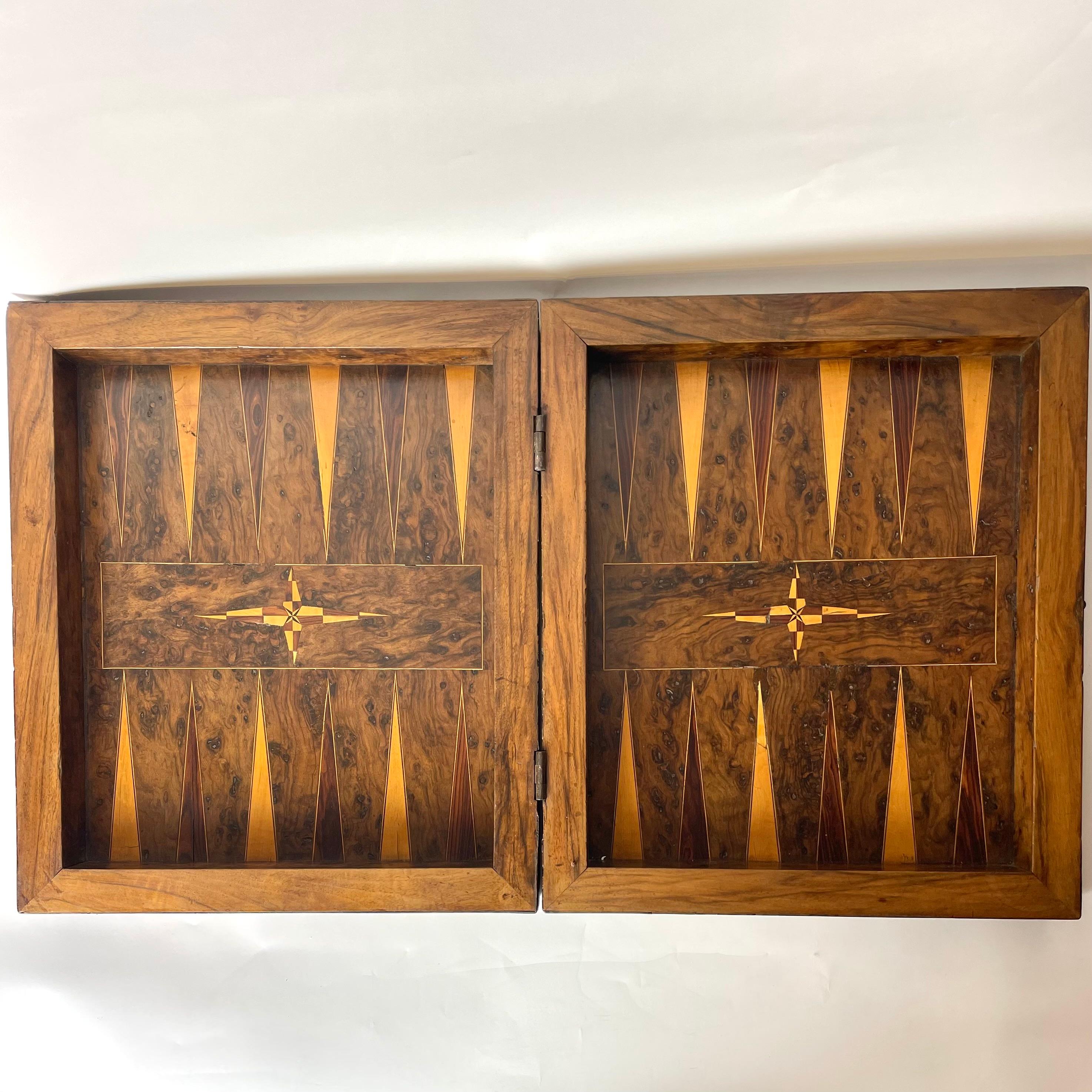 Schachbrett-Rückgammon-Schachtel aus dem späten Barock, dekoriert mit reichhaltigem Holz innen.   im Angebot 5