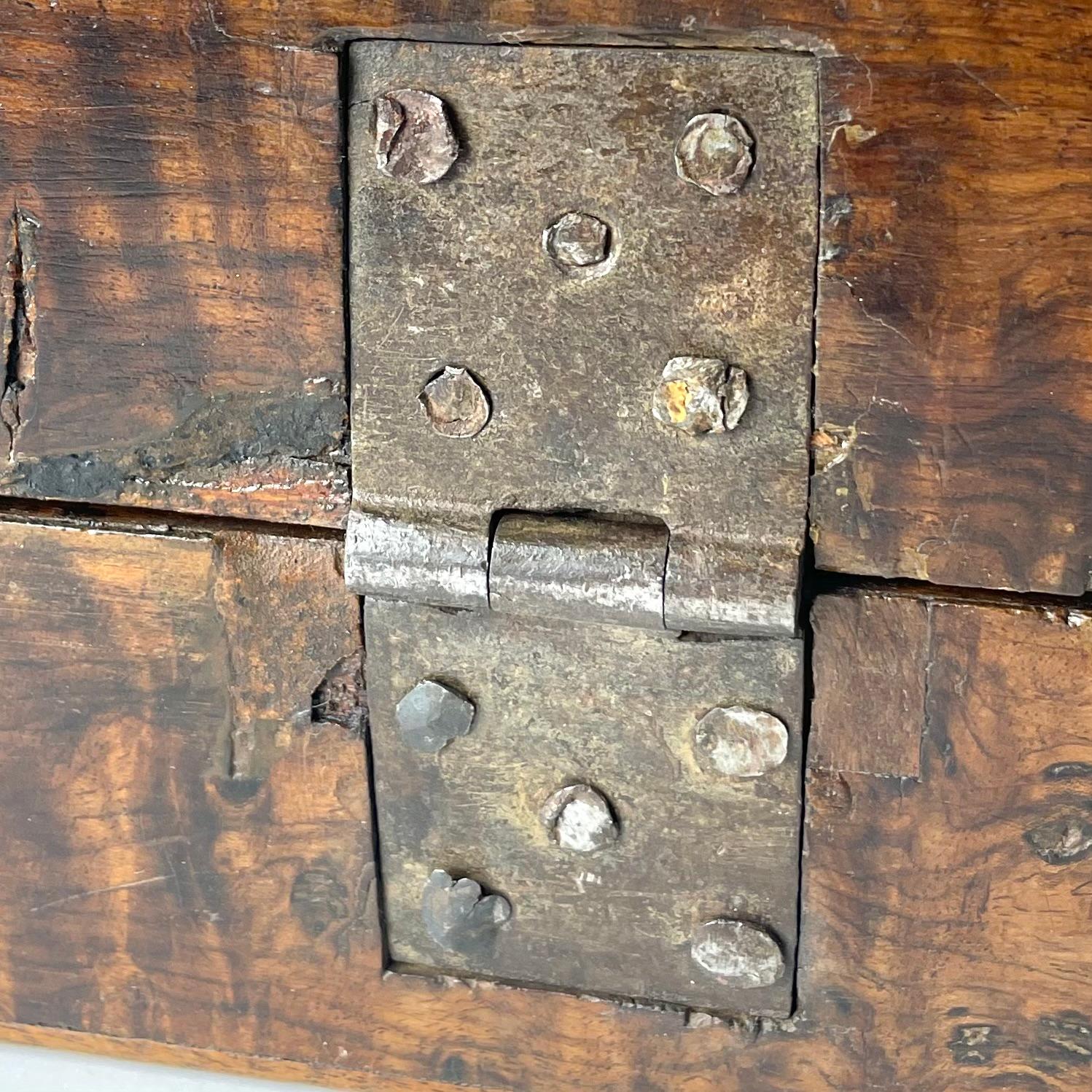 Schachbrett-Rückgammon-Schachtel aus dem späten Barock, dekoriert mit reichhaltigem Holz innen.   im Angebot 6