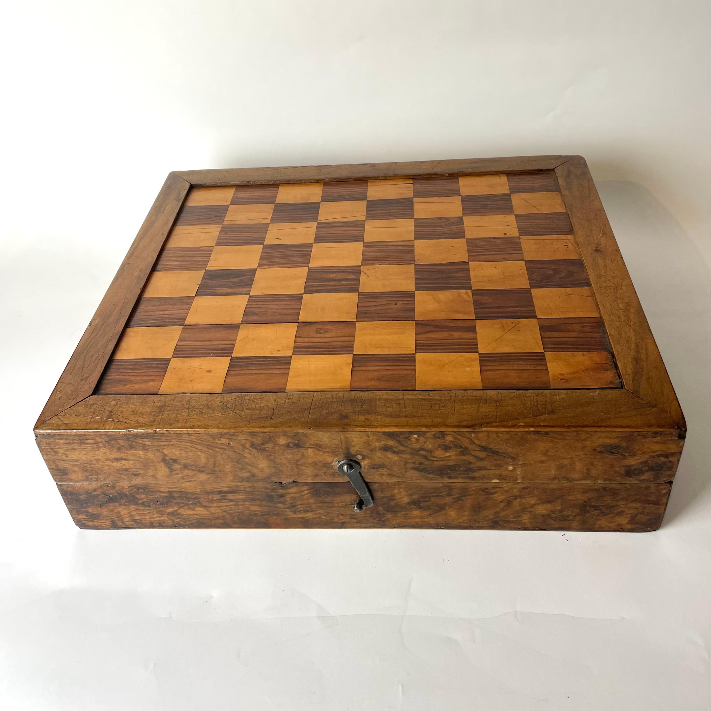 Schachbrett-Rückgammon-Schachtel aus dem späten Barock, dekoriert mit reichhaltigem Holz innen.   (Europäisch) im Angebot