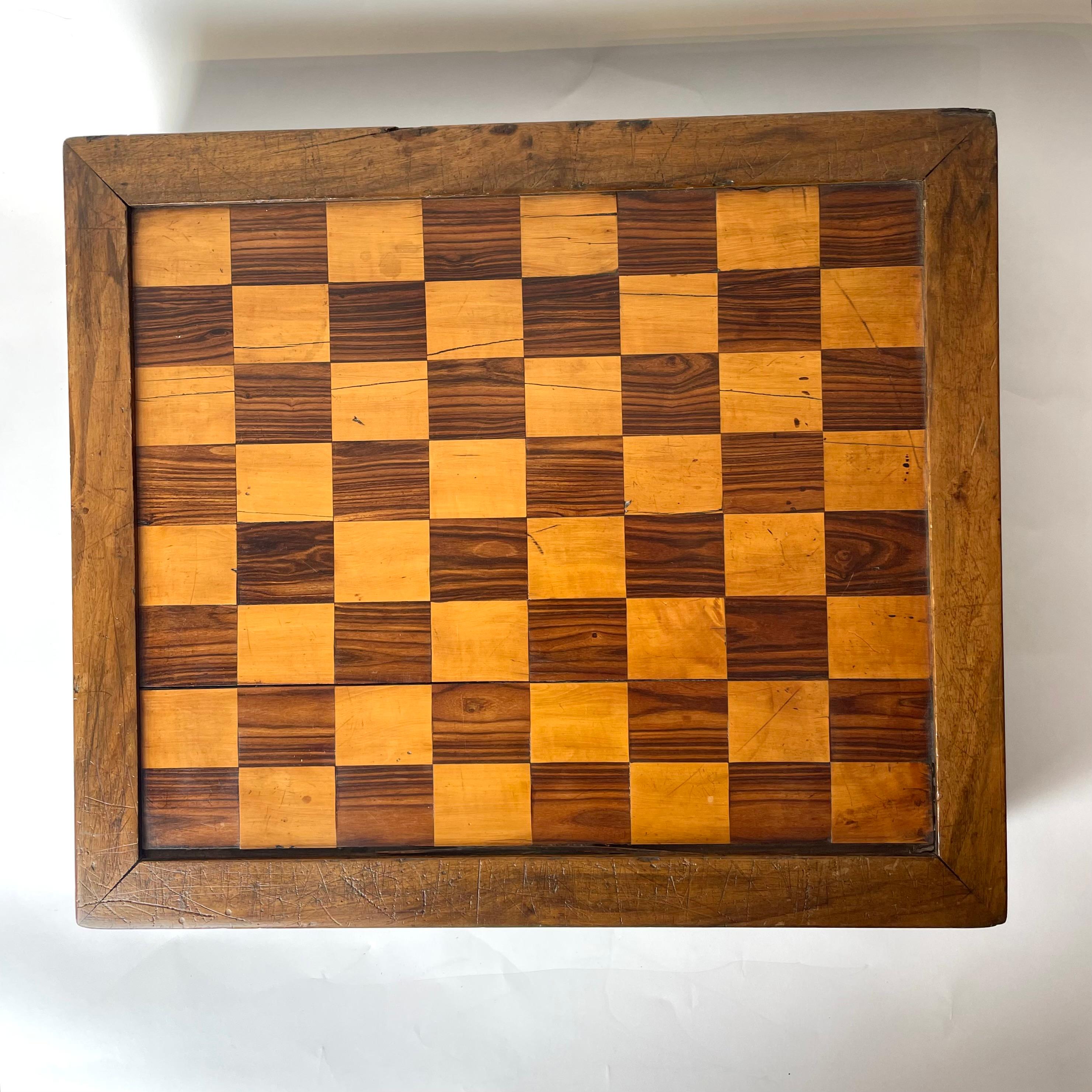 Schachbrett-Rückgammon-Schachtel aus dem späten Barock, dekoriert mit reichhaltigem Holz innen.   im Zustand „Gut“ im Angebot in Knivsta, SE