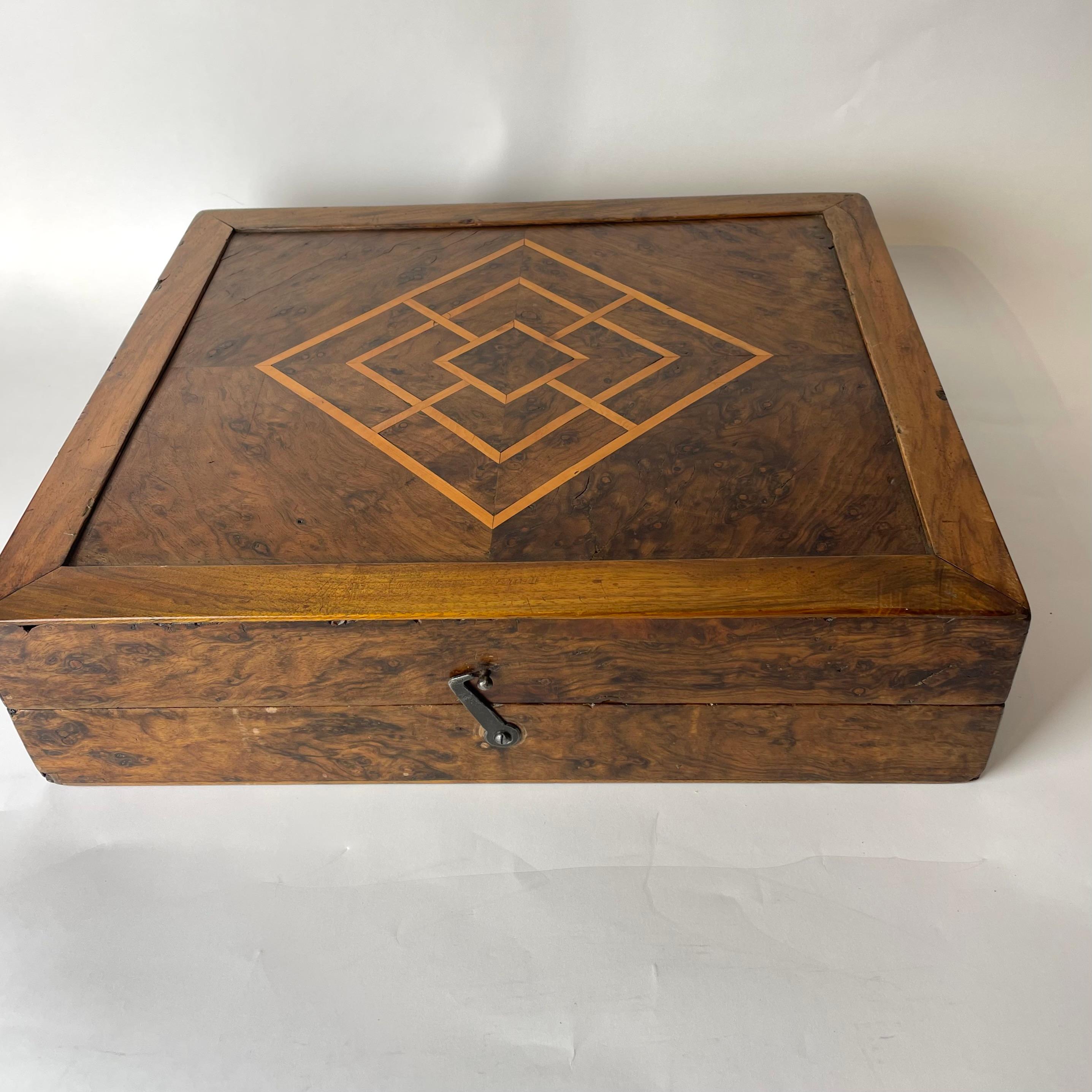 Schachbrett-Rückgammon-Schachtel aus dem späten Barock, dekoriert mit reichhaltigem Holz innen.   (Birke) im Angebot