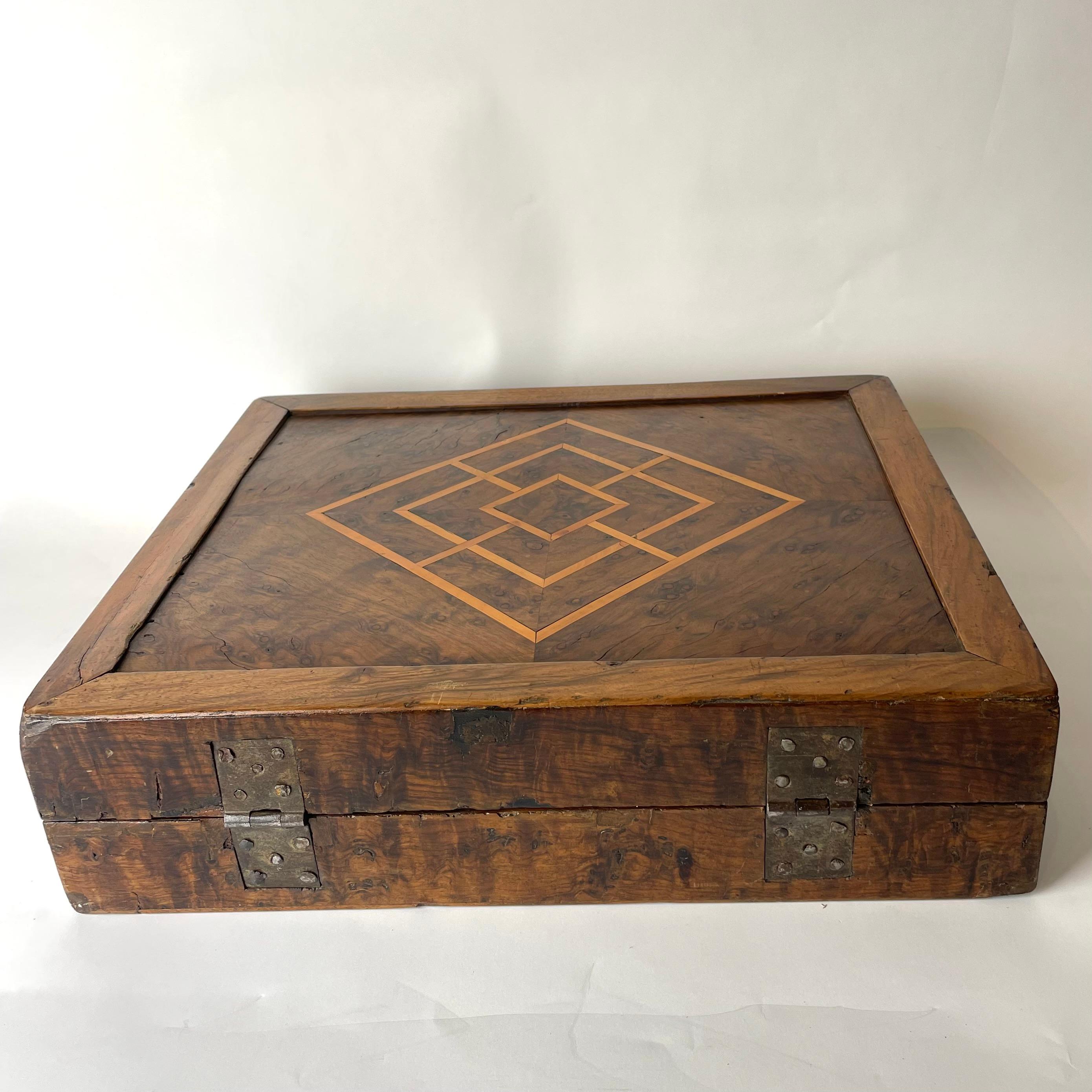 Schachbrett-Rückgammon-Schachtel aus dem späten Barock, dekoriert mit reichhaltigem Holz innen.   im Angebot 1