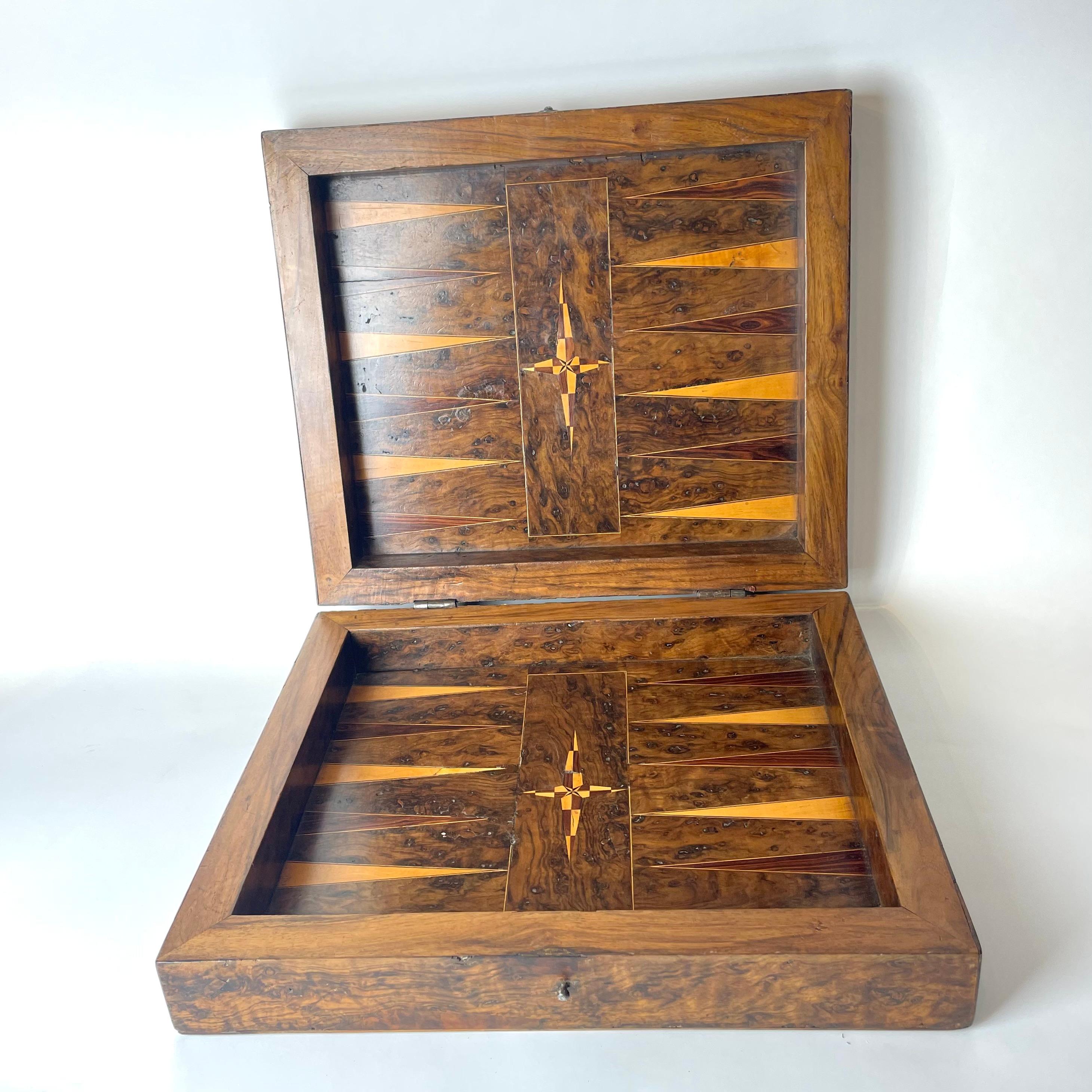 Schachbrett-Rückgammon-Schachtel aus dem späten Barock, dekoriert mit reichhaltigem Holz innen.   im Angebot 2