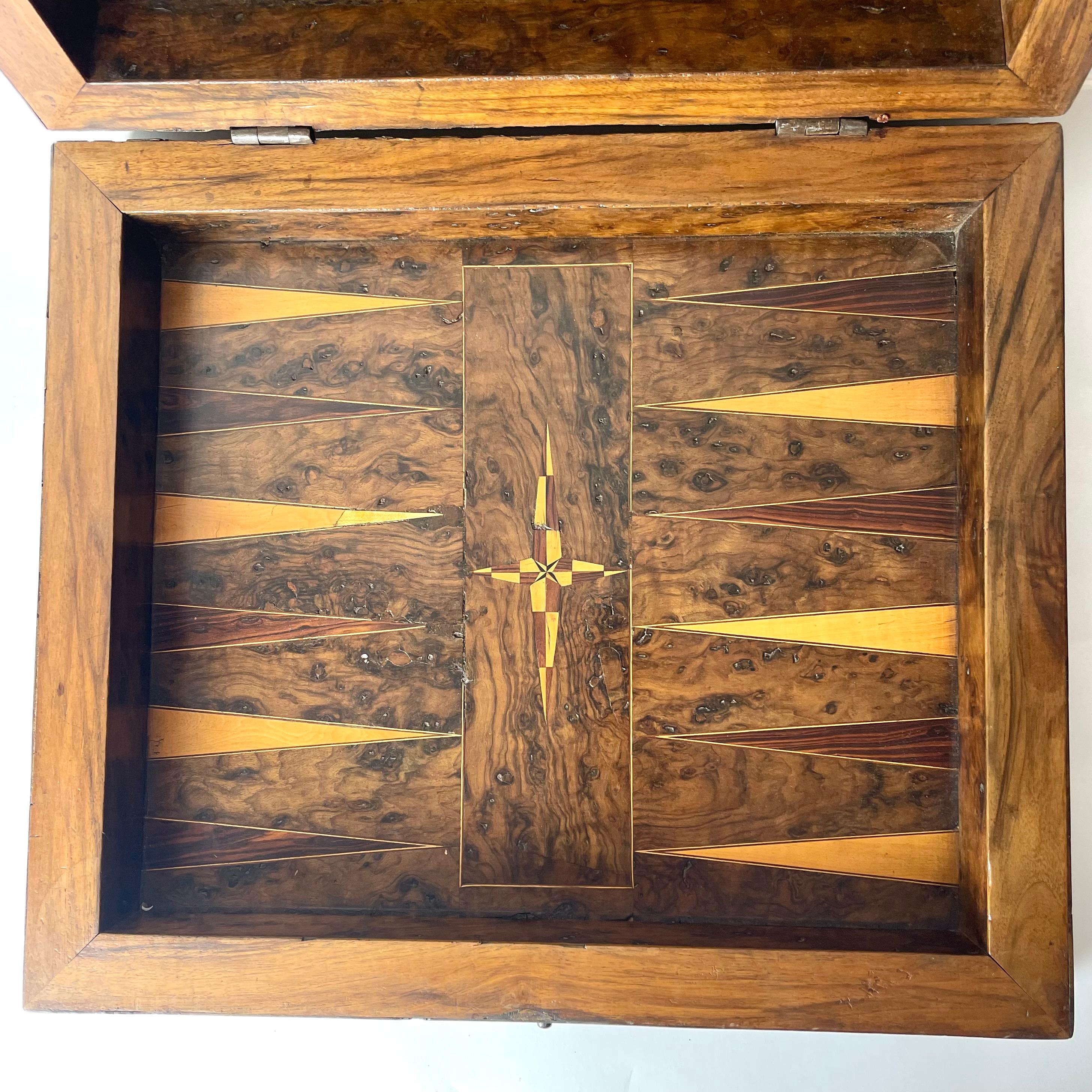 Schachbrett-Rückgammon-Schachtel aus dem späten Barock, dekoriert mit reichhaltigem Holz innen.   im Angebot 3