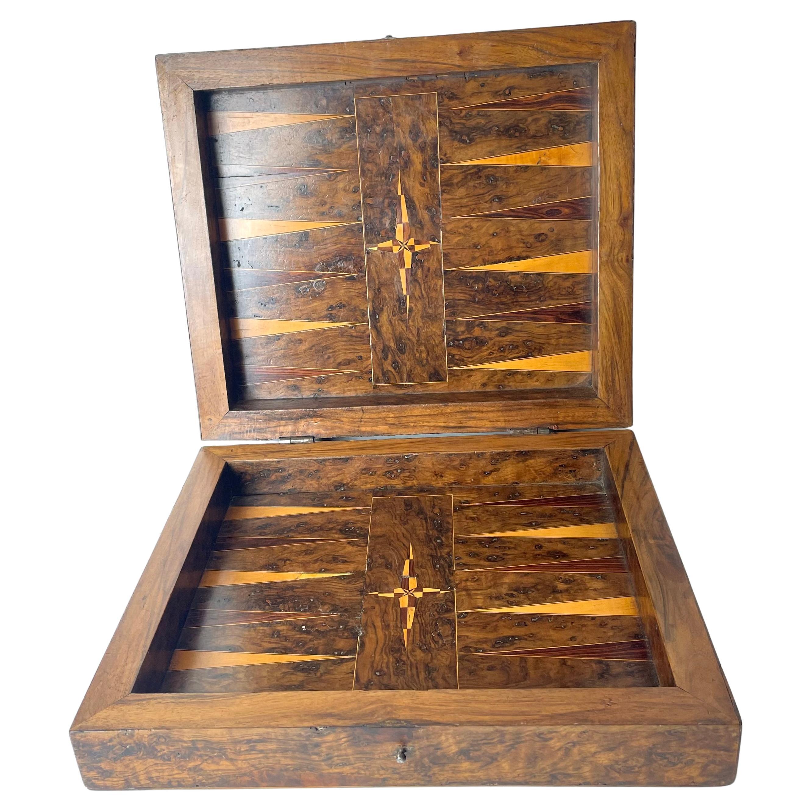 Schachbrett-Rückgammon-Schachtel aus dem späten Barock, dekoriert mit reichhaltigem Holz innen.  