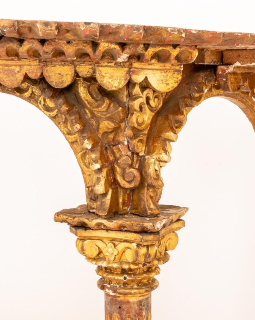Bois doré Fragment de retable en bois doré du baroque tardif, fin du XVIIe siècle. en vente