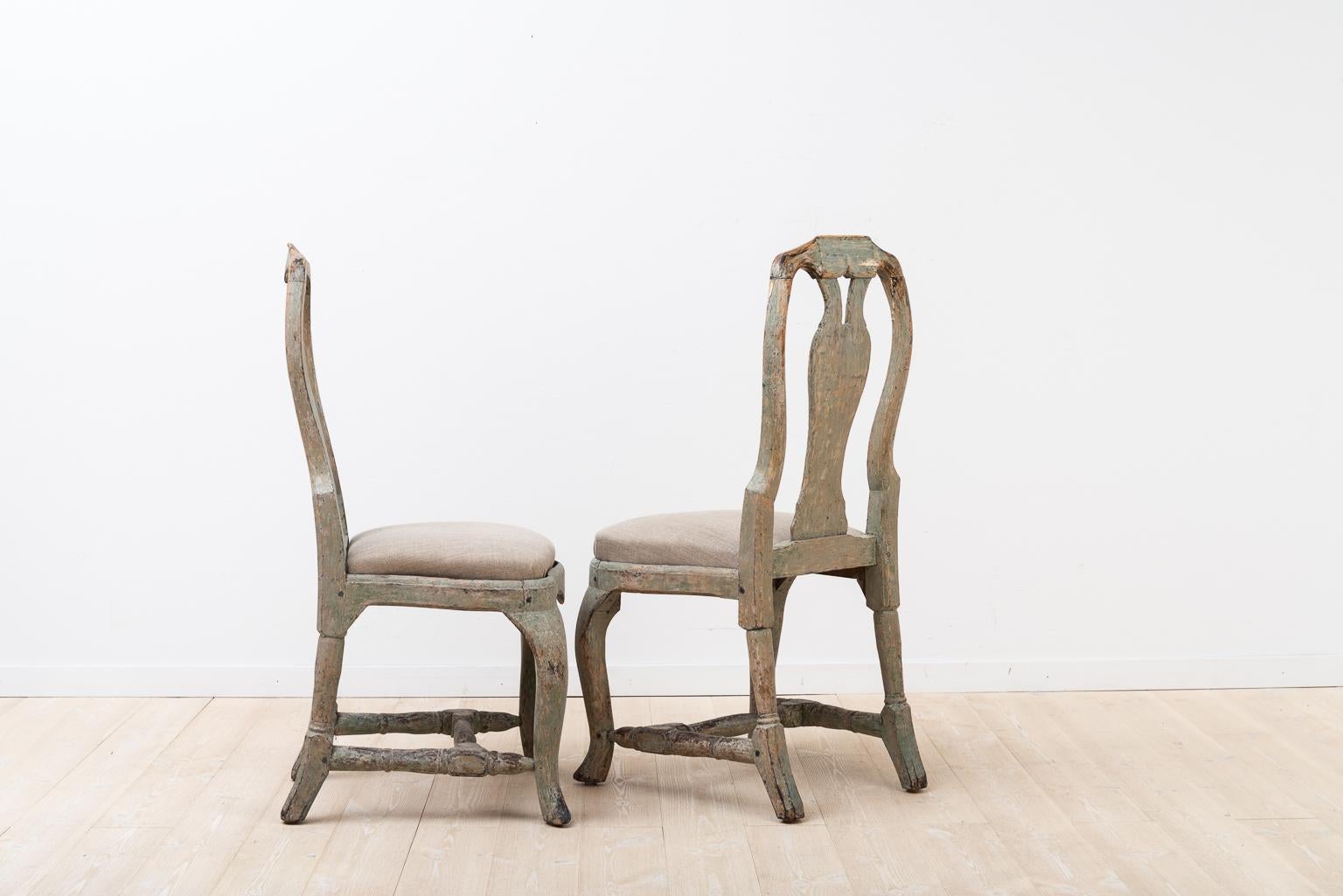 Late Baroque Pair of Chairs with Original Paint (Schwedisch)