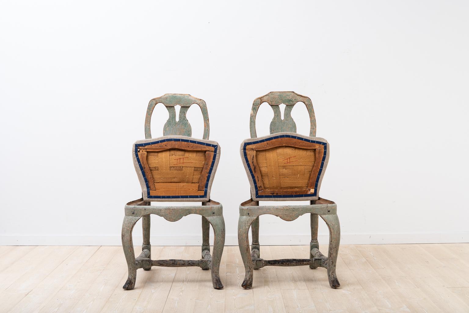Late Baroque Pair of Chairs with Original Paint im Zustand „Gut“ in Kramfors, SE