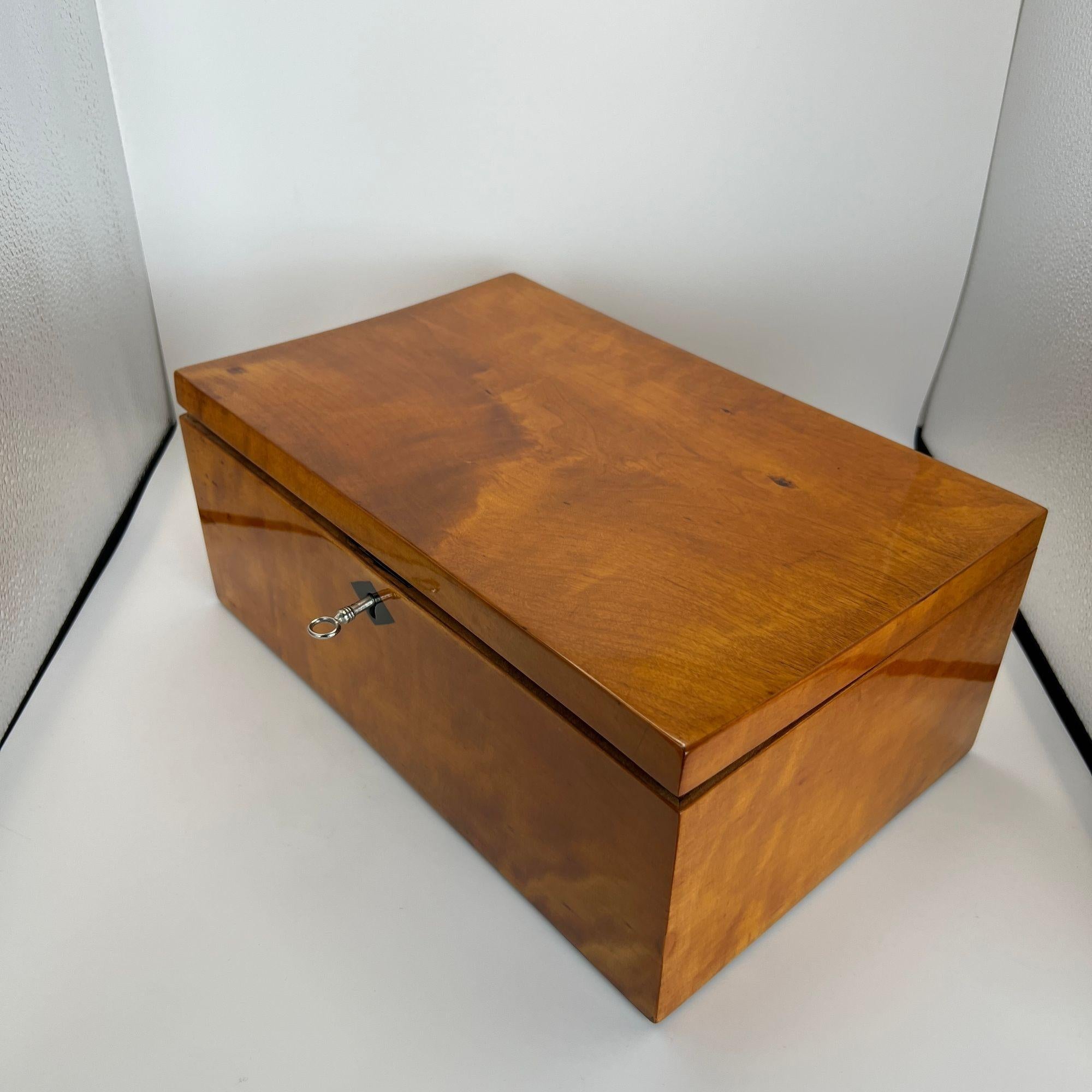 Beautiful, unadorned late Biedermeier casket box made of solid birch wood from northern Germany, circa 1840.
* Ebonized diamond as key crest.
* Original brass lock and hinges.
* Inside, there is a shelf in the middle.
* Restored condition,