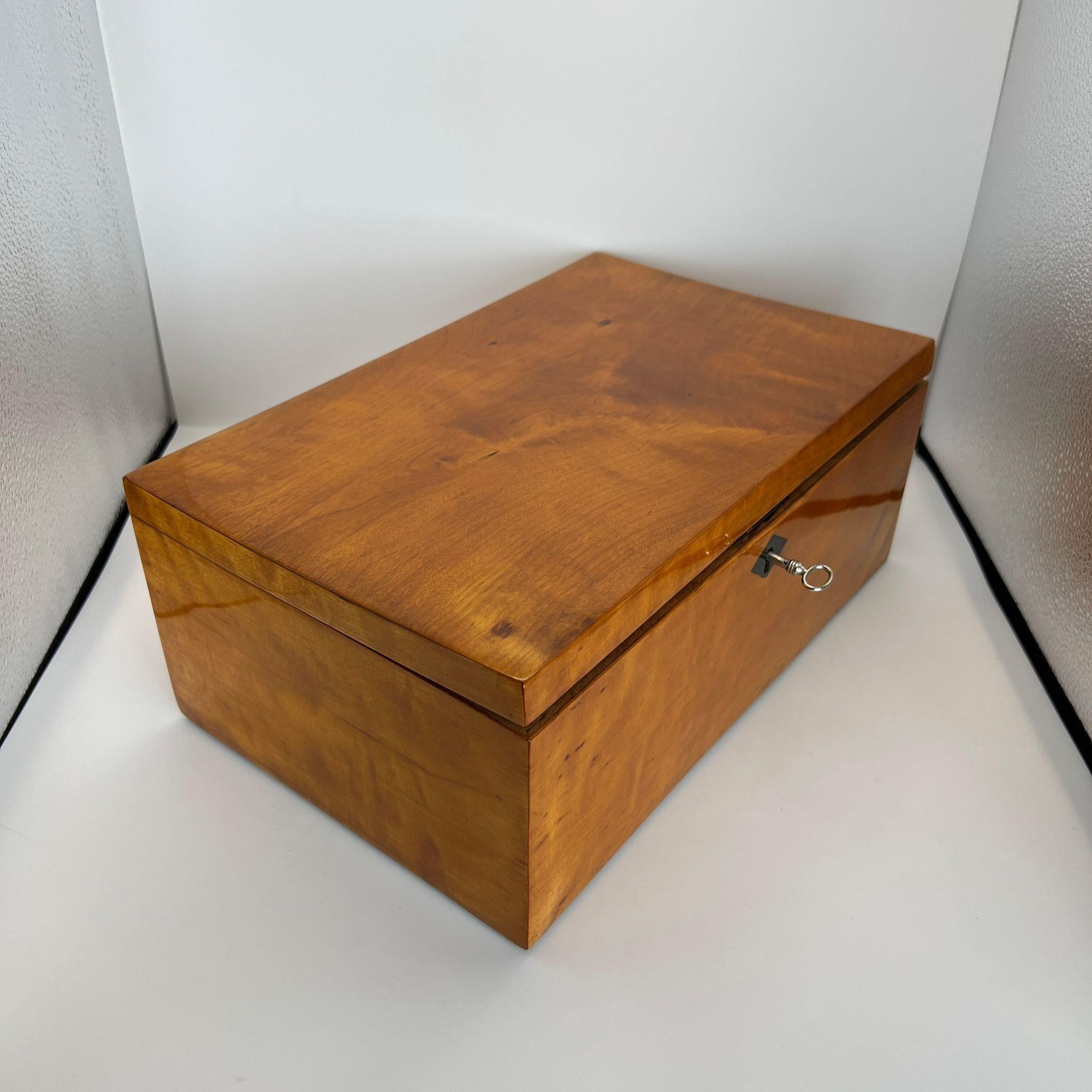 Late Biedermeier Box, Birch Solid Wood, Northern Germany, circa 1840 In Good Condition For Sale In Regensburg, DE
