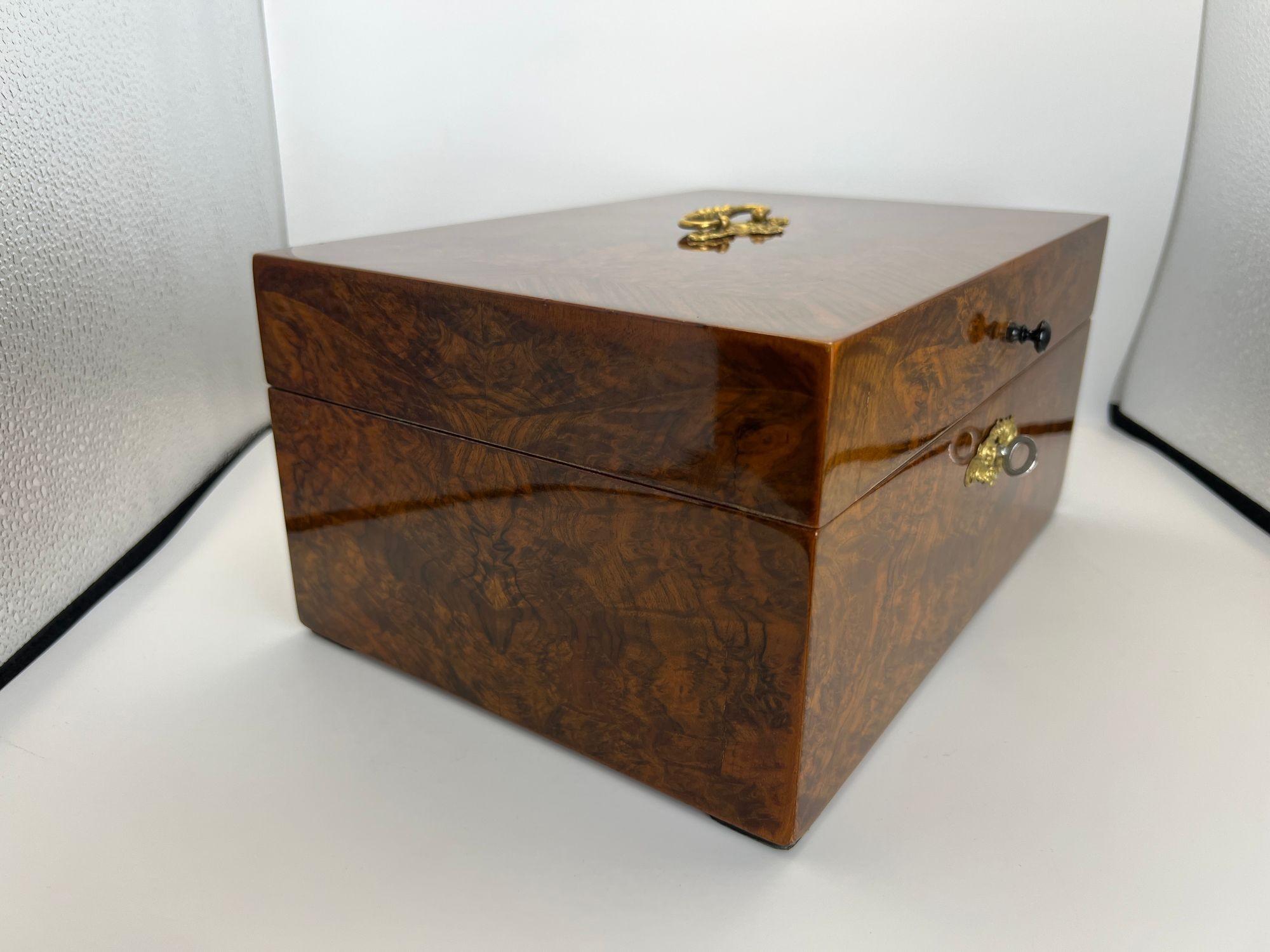 Late Biedermeier Box, Walnut and Walnut Burl, Austria circa 1850 For Sale 10